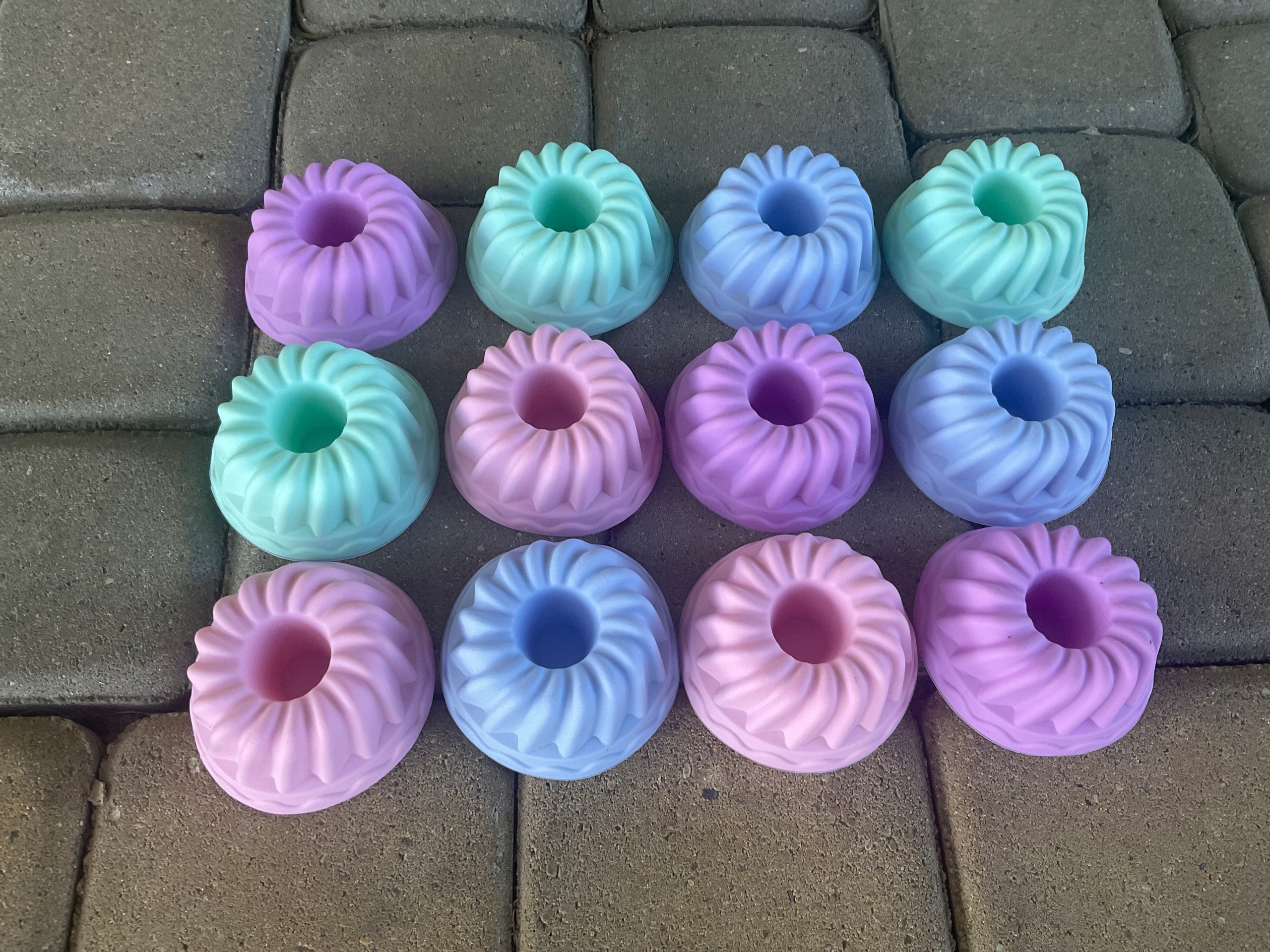 FOREMKI do muffinek CIASTEK BABECZEK SILIKONOWE 12szt BABKA Z TULEJĄ śr 6cm Materiał silikon