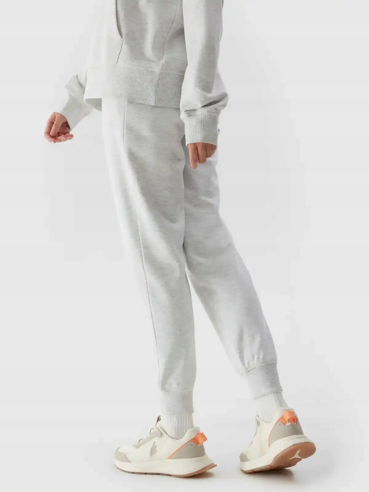 SPODNIE DRESOWE DAMSKIE 4F SPORTOWE DRESY BAWEŁNIANE Z KIESZENIAMI SS24F606 Długość nogawki długa