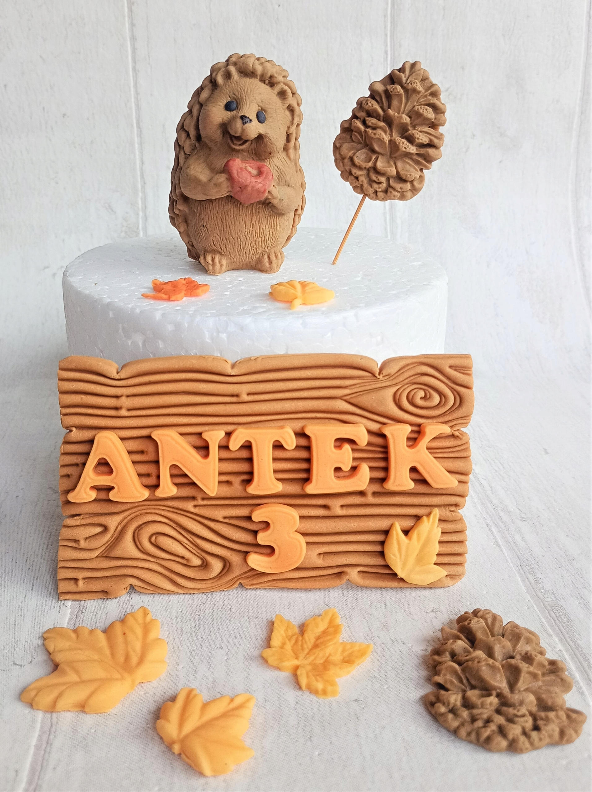 Zwierzątka leśne jeżyk deseczka z imieniem cyfra figurka z masy cukrowej