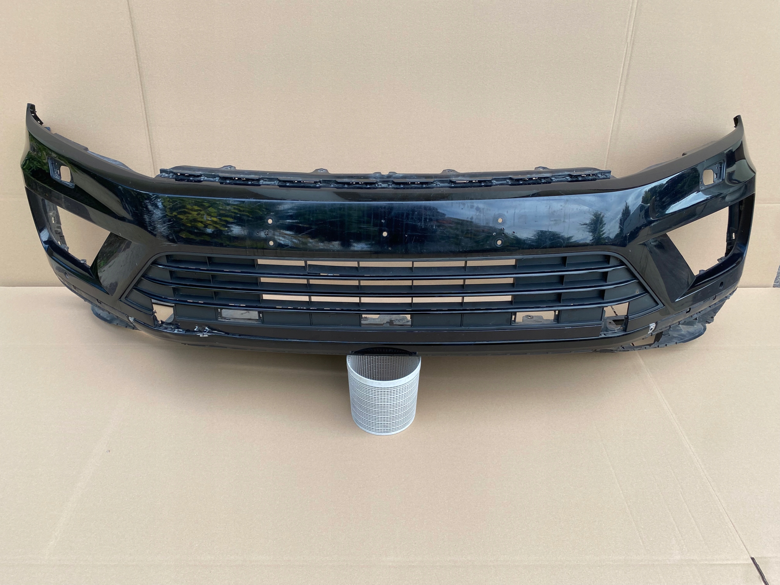 VW TOUAREG II LIFT 7P6 ZDERZAK PRZÓD PRZEDNI