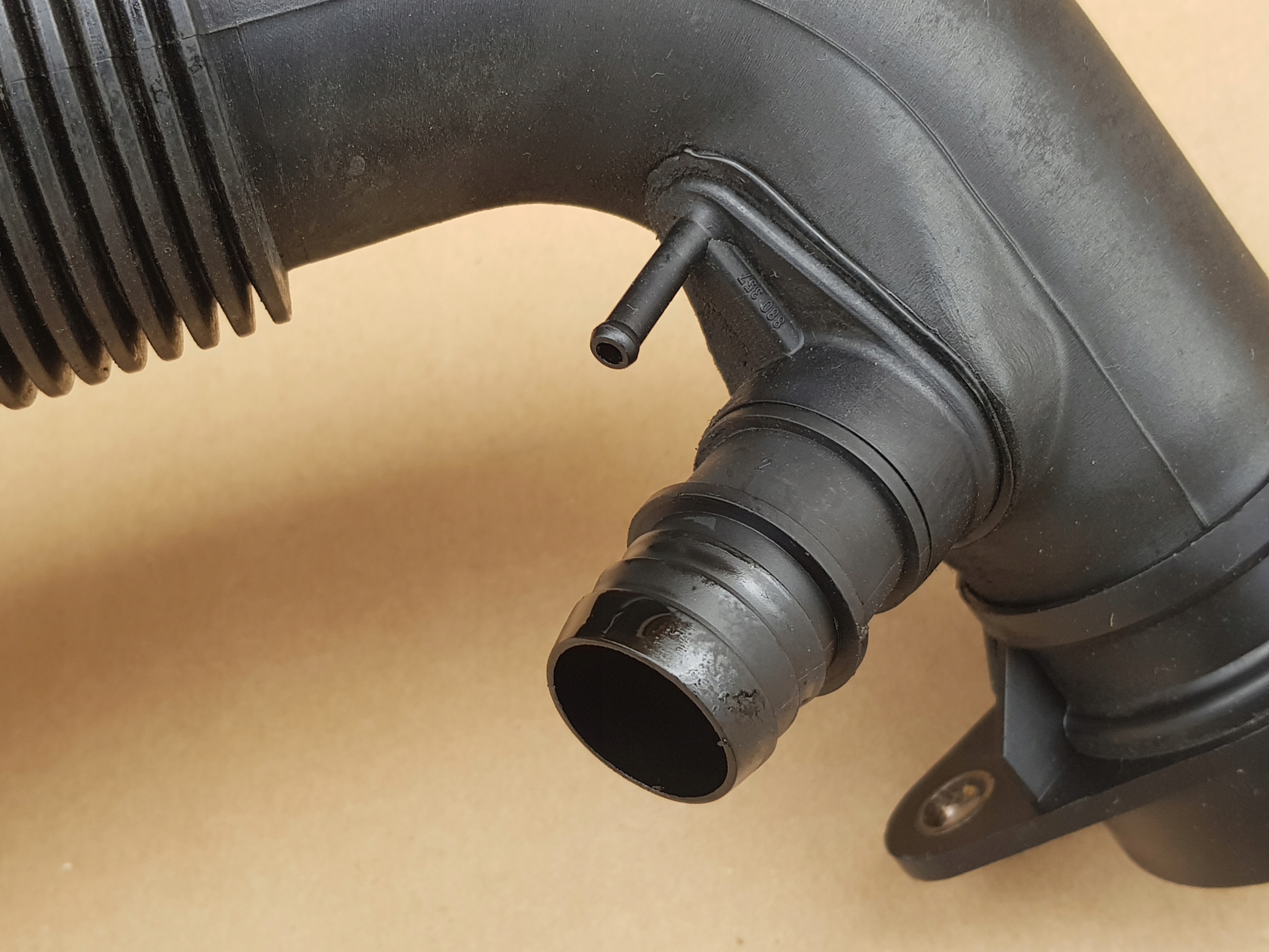 впуск Воздух Двигателя / Audi A2 1.4 tdi 75KM / 8Z0129654L / ИСПРАВНЫЙ