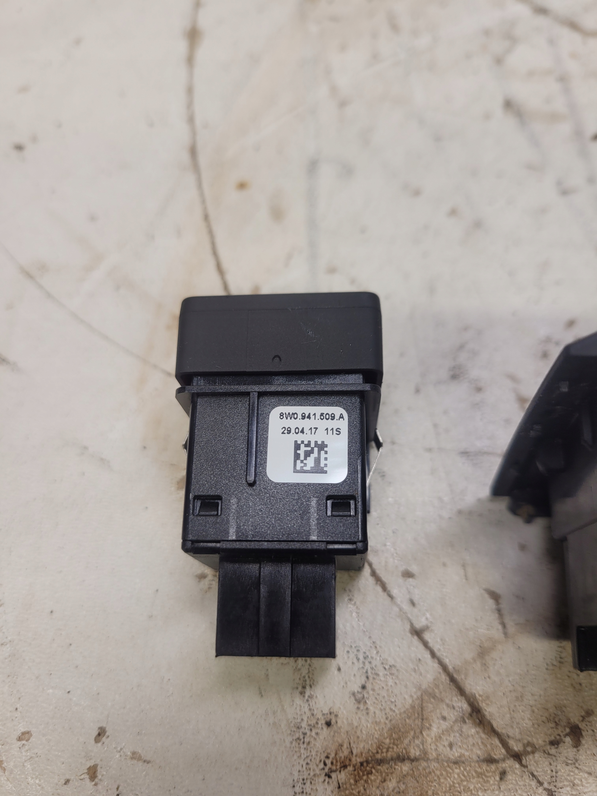 SCHALTER LEUCHTEN DES WARNBLICKSCHALTERS AUDI A4 B9 8W0941509A