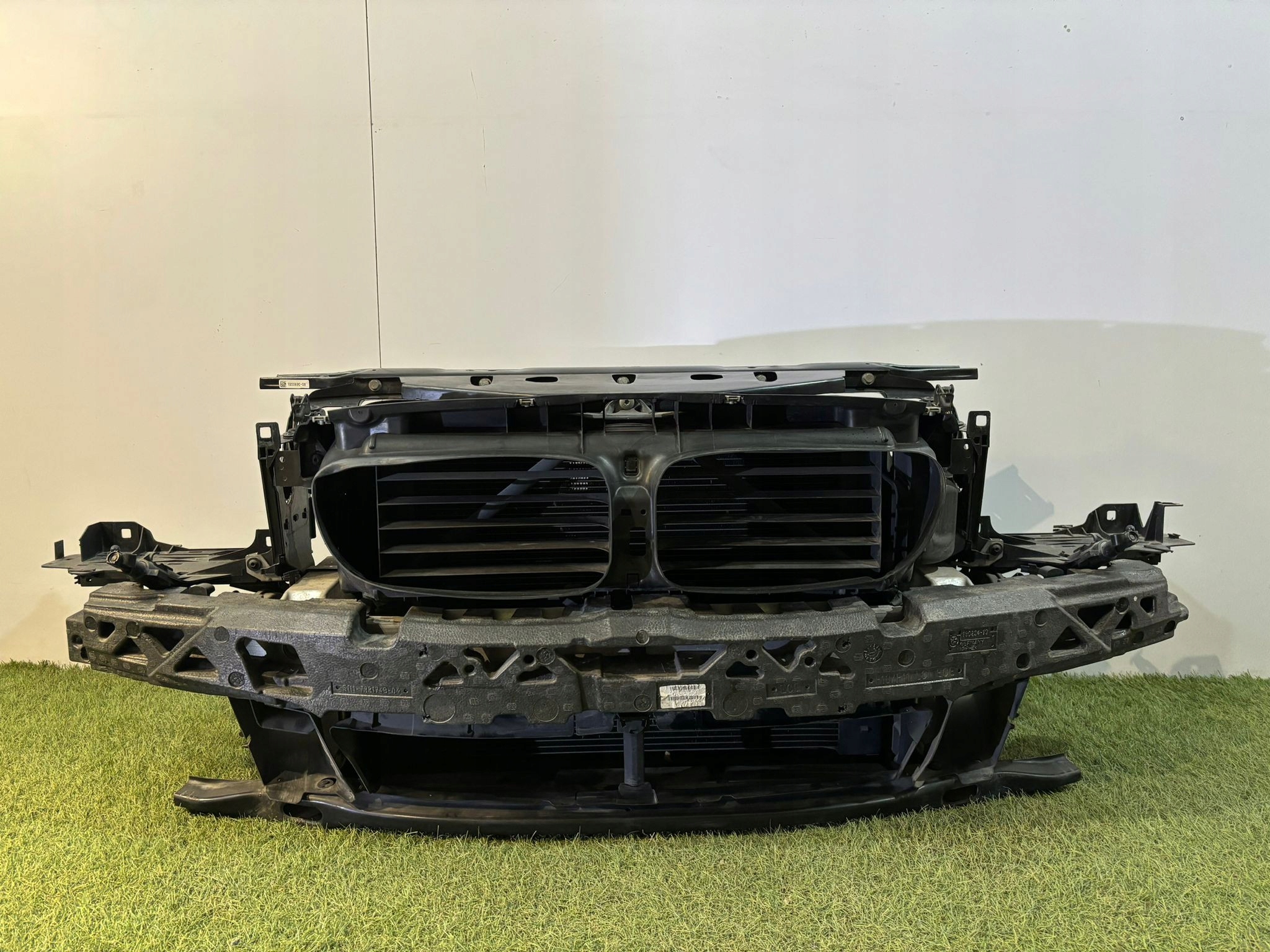 BMW 5 F10 / F11 Pas przedni kompletny - 13977