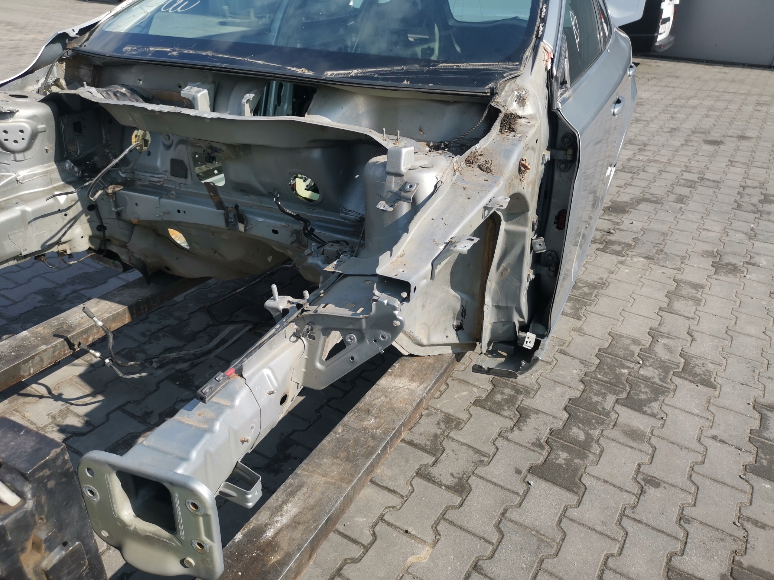 VOLVO v40 quarter left front quarter pillar