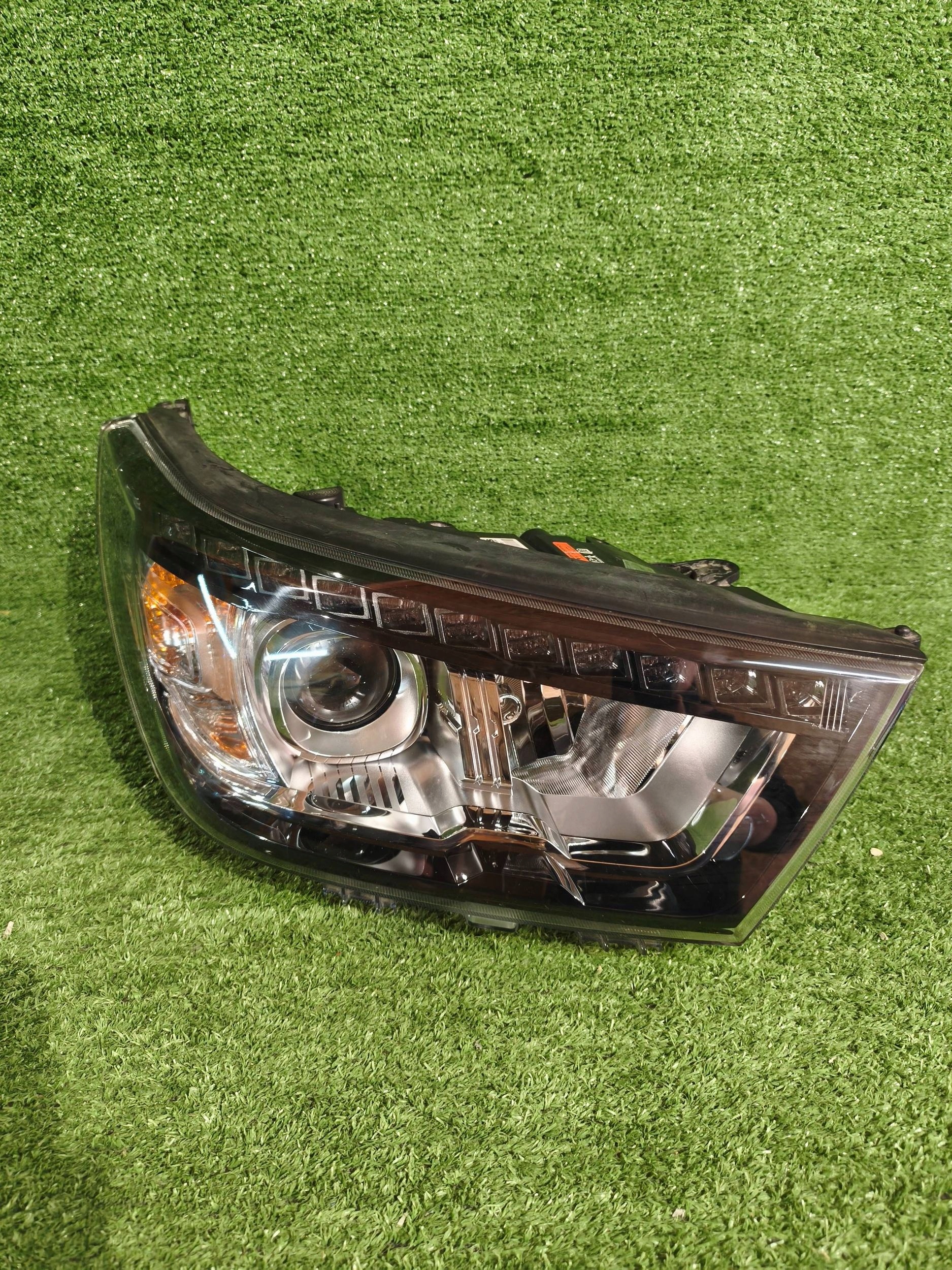 REFLEKTOR right front SSANGYONG TIVOLI 15- XENON NR.996