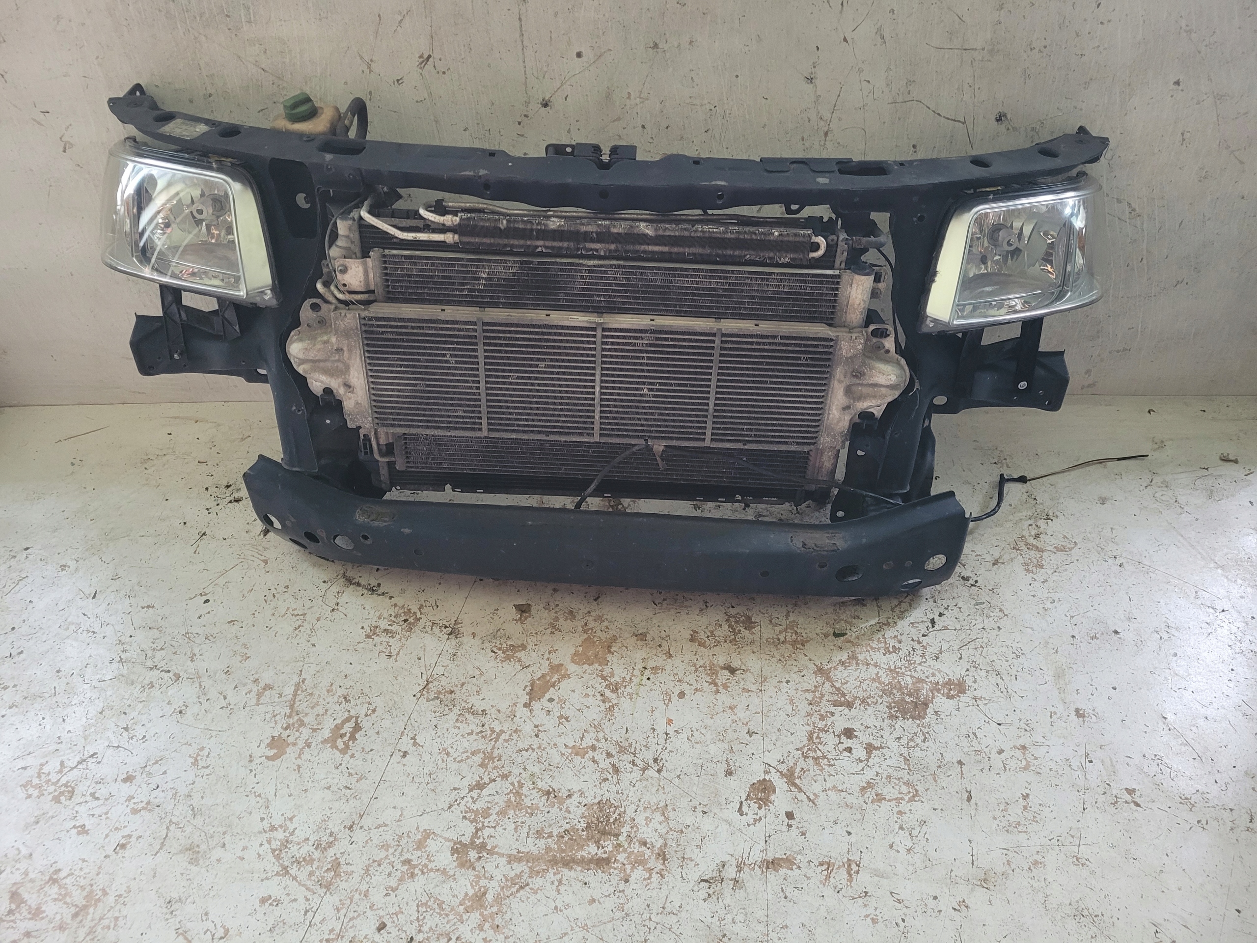 VW TRANSPORTER T5 PAS PRZEDNI 2.5 TDI LAMPA KPL