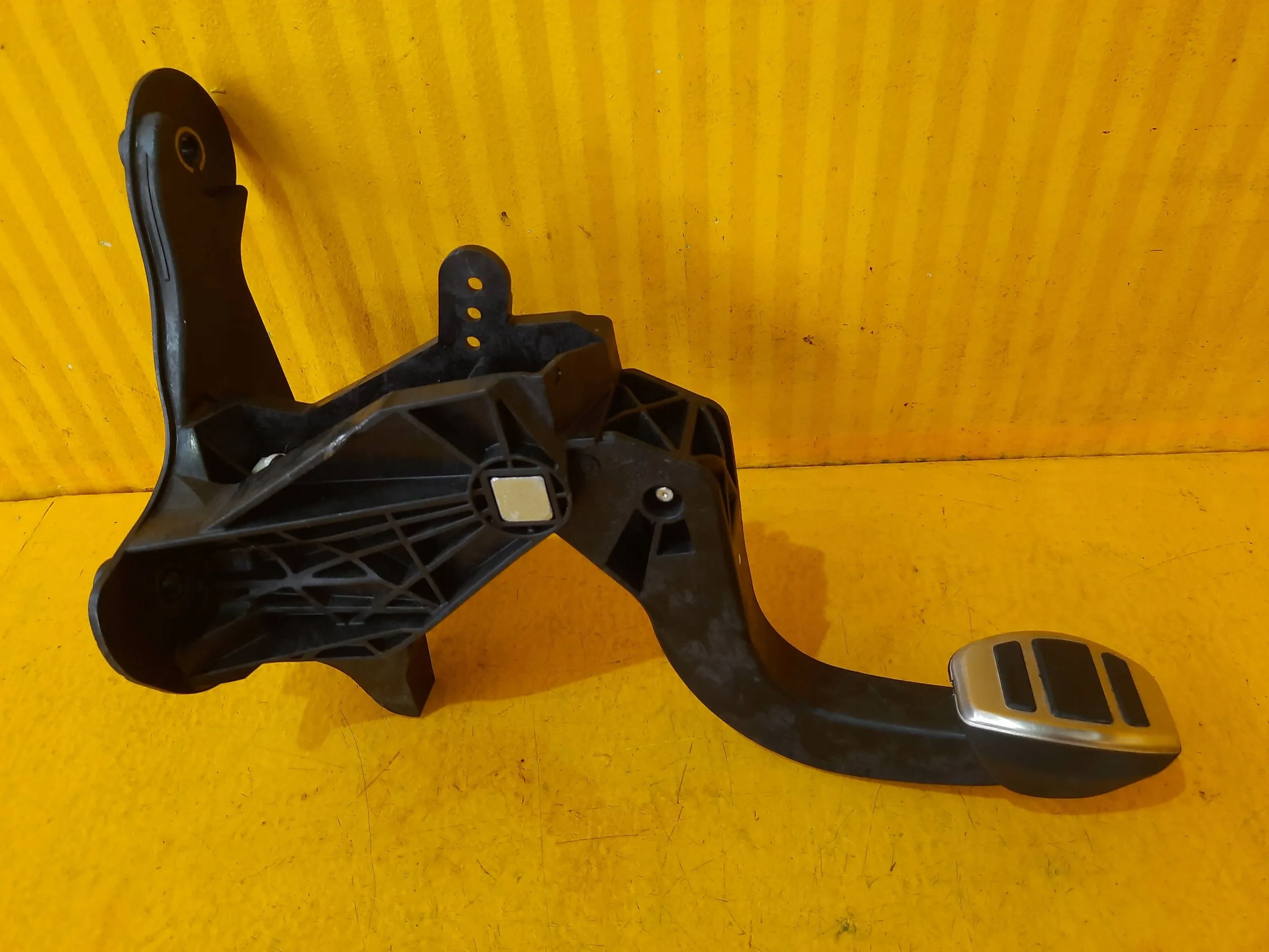 opel MOKKA II b педаль тормоза