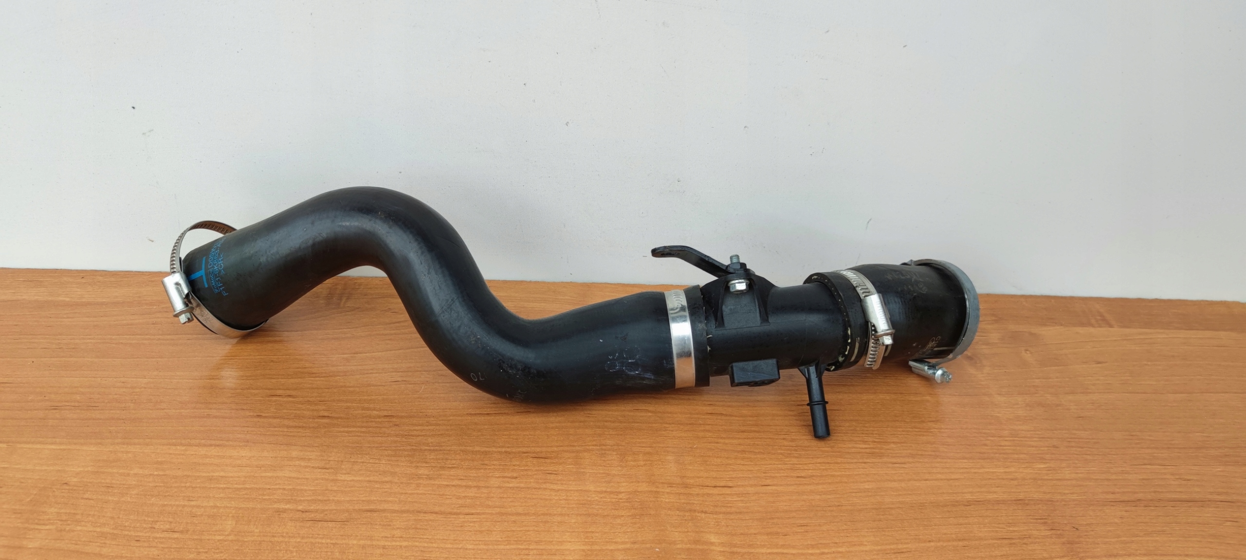 C1BB-6F075-AE - ТРУБА ИНТЕРКУЛЕРА FORD FIESTA MK7 1.0 ECOOBOST