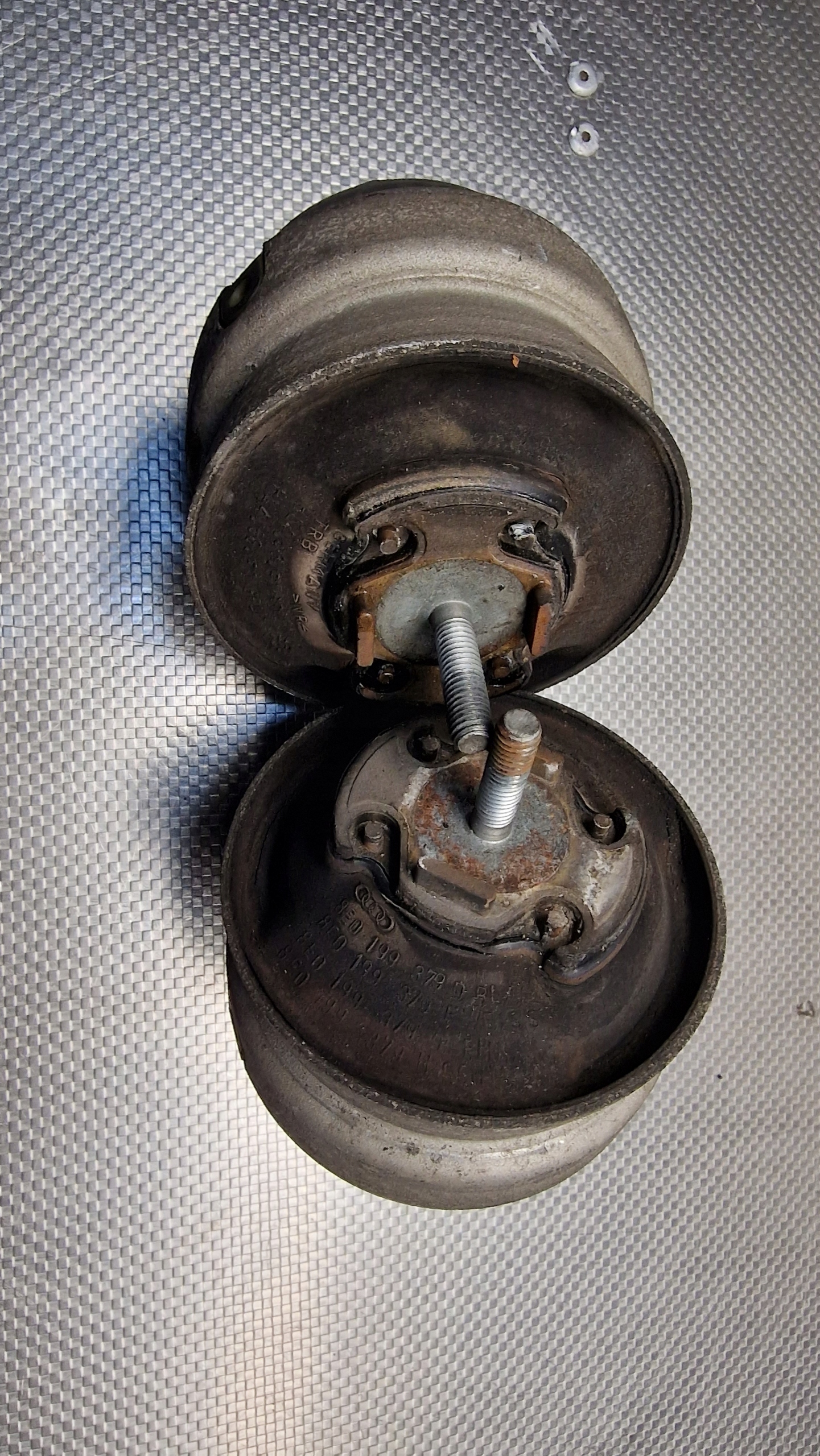 8E0199379D - AUDI A4 B6 3.0 ASN подушки двигателя AVON