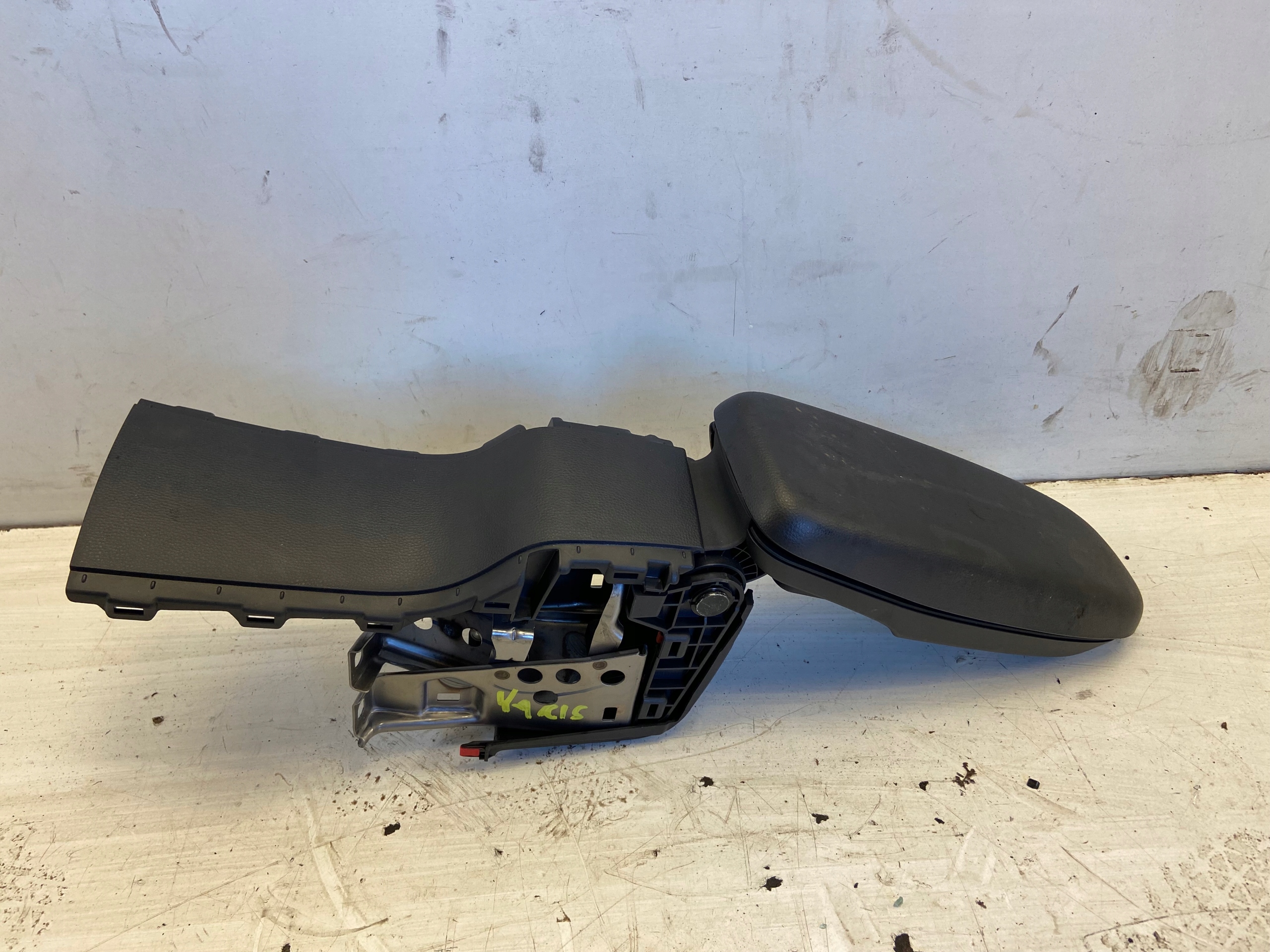 YARIS IV ПІДЛОКІТНИК ЦЕНТРАЛЬНИЙ ТУНЕЛЬ 20-22