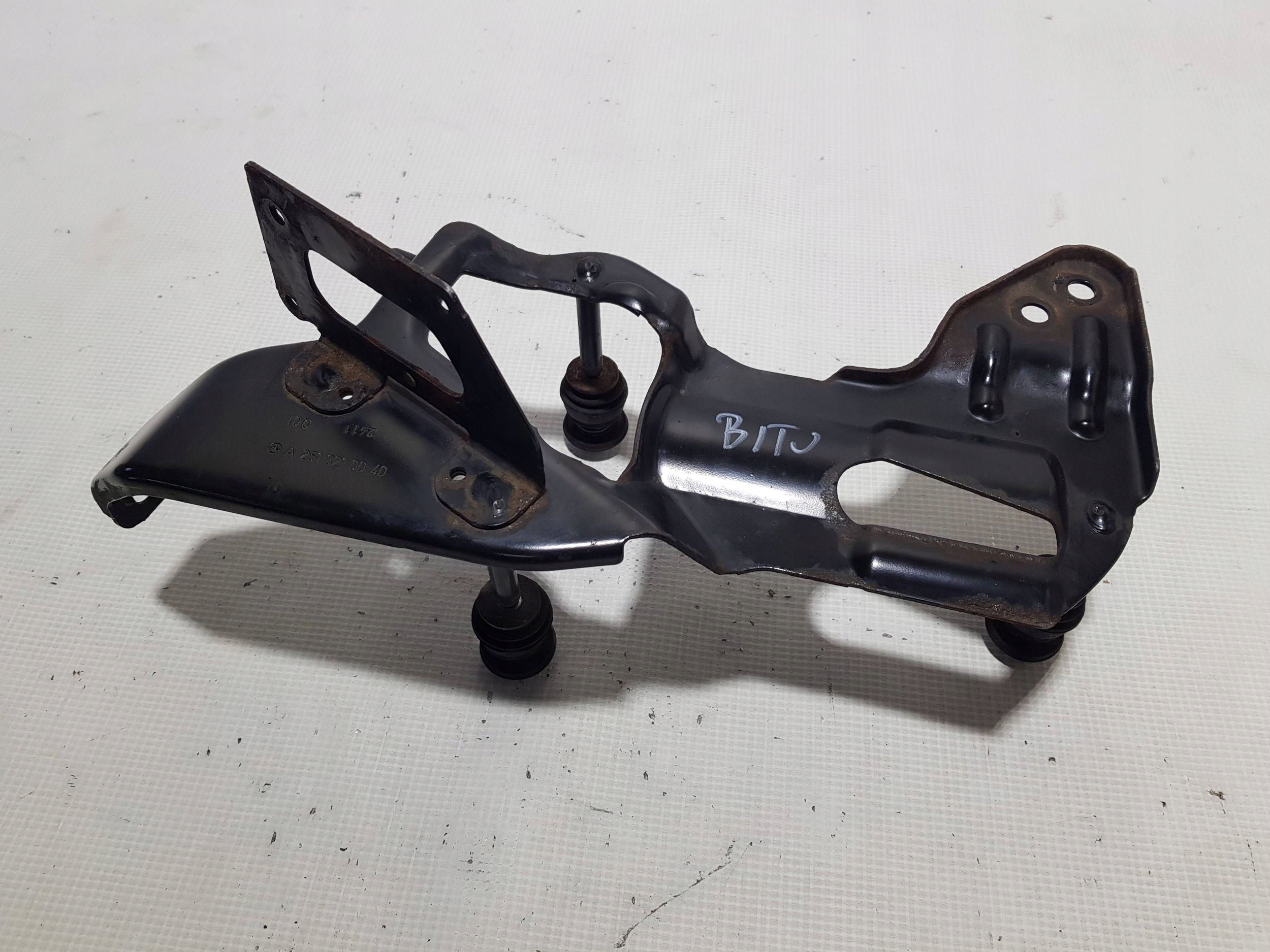 bracket KOMPRESORA springing AIRMATIC SPREZARKI MERCEDES W251