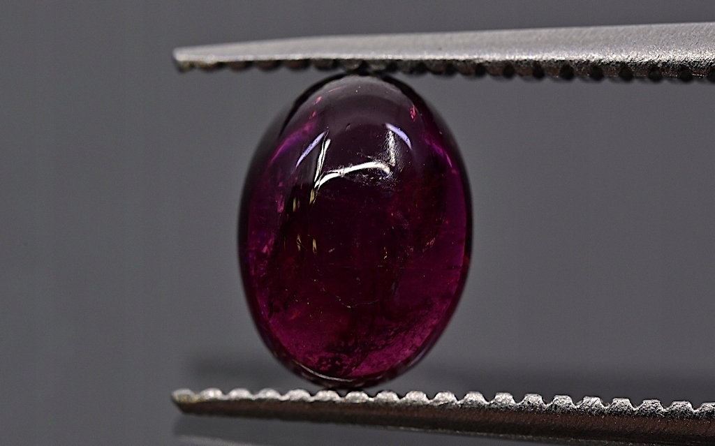 Turmalín kabošon ovál 7x5 mm