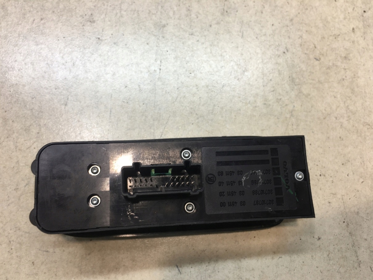 PANEL okna levý předek VOLVO V50 30710787