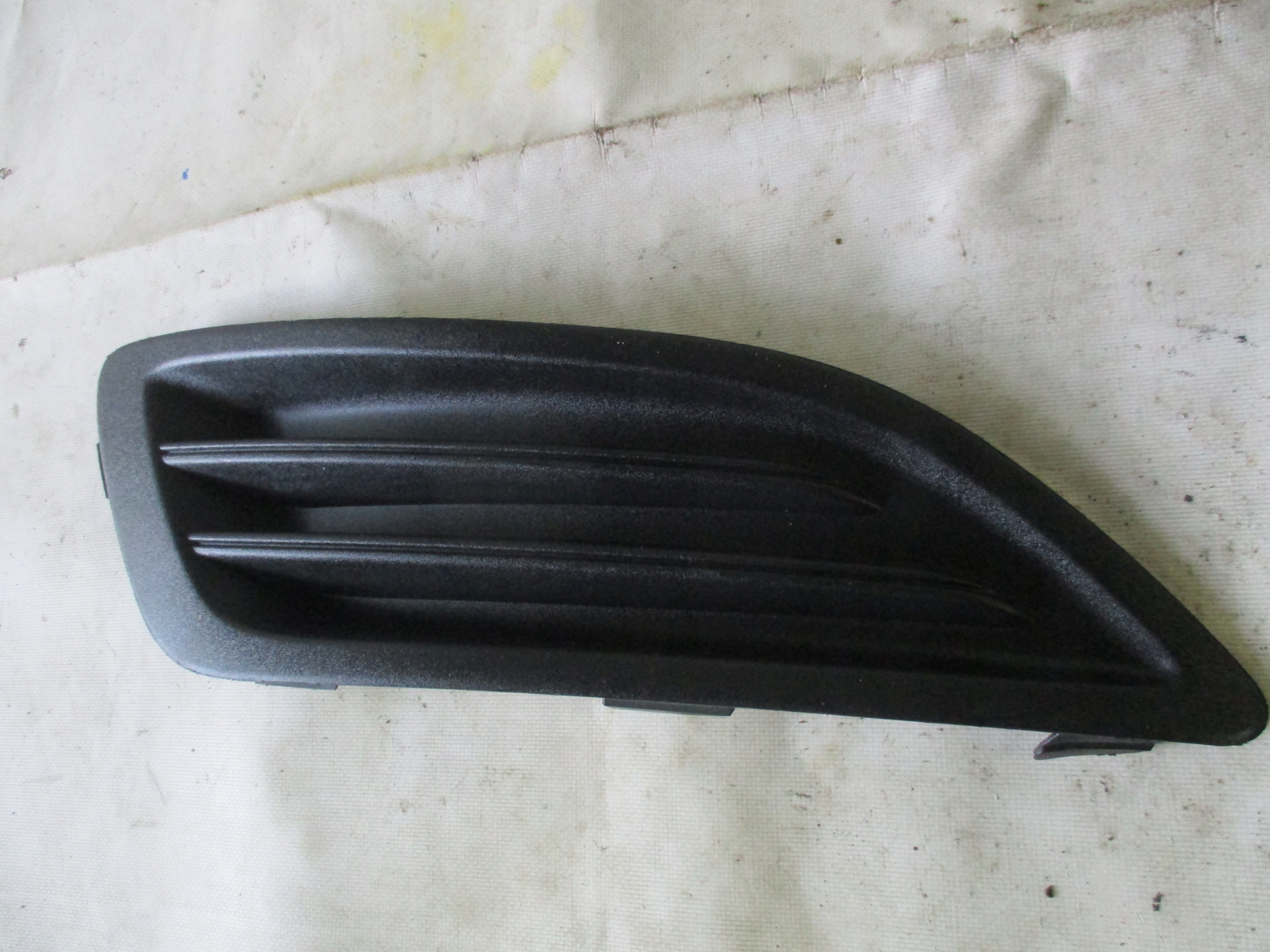 grid of a bumper right front front Ford Fiesta MK7 C1BB-15A222
