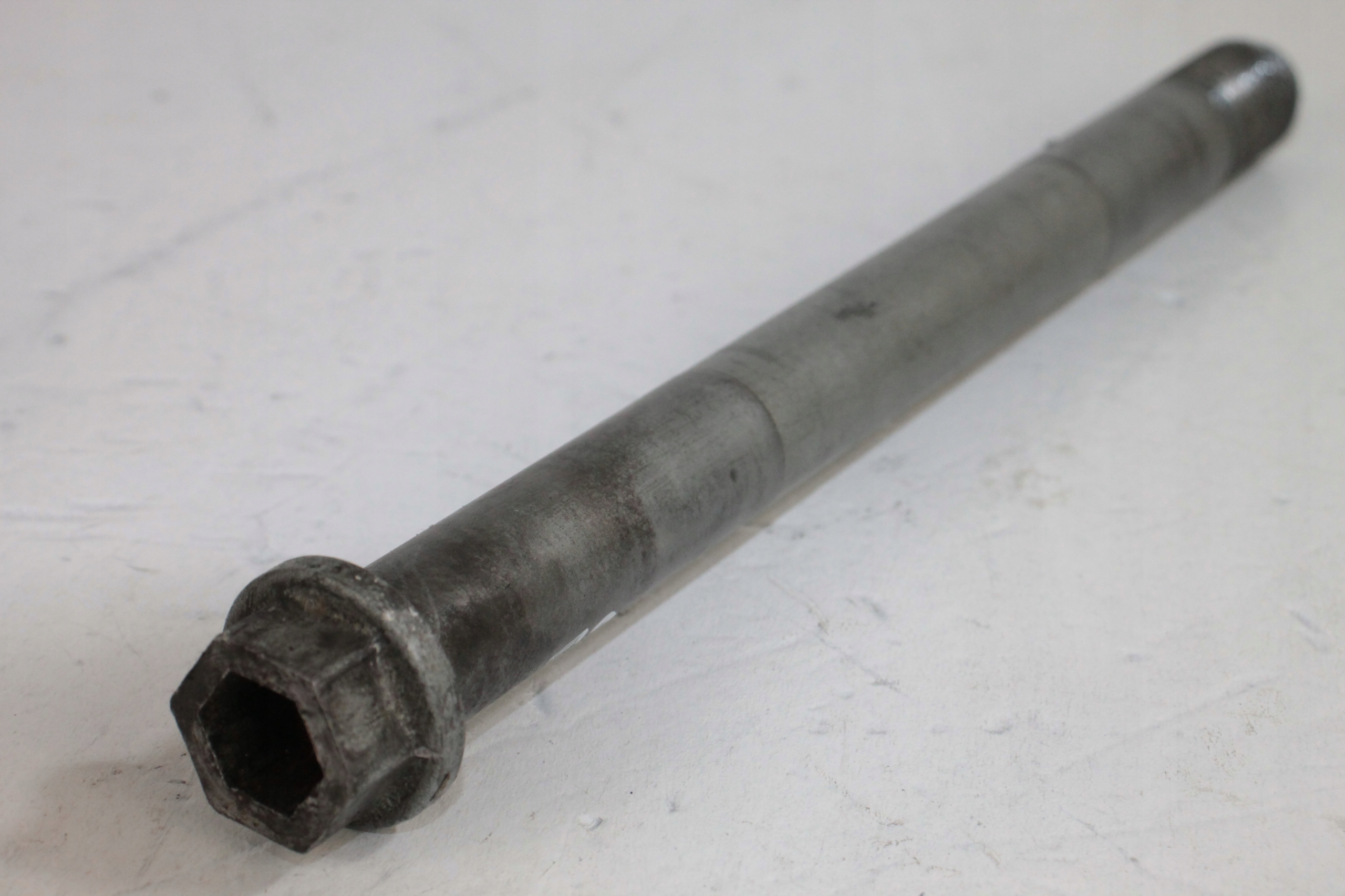 KTM DUKE 640 LC4 OŚ OŚKA TYŁ TYLNA