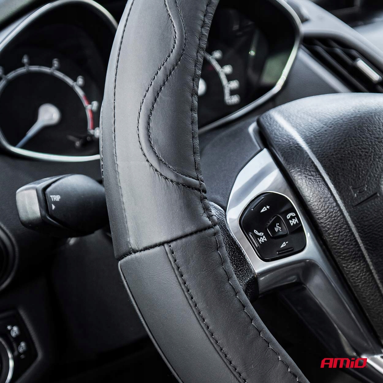 POKROWIEC NAKŁADKA NA KIEROWNICĘ SKÓRZANY 44-46 CM Producent Amio