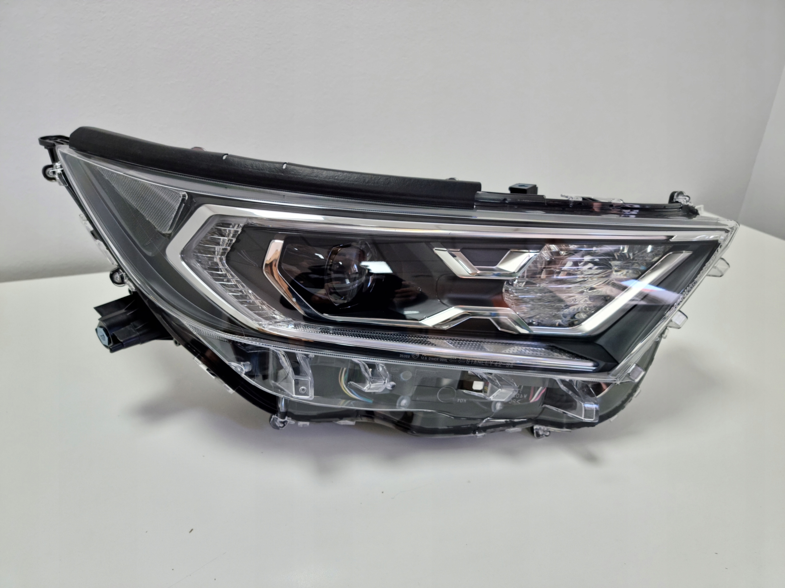 TOYOTA 81145-42A33 LAMPA PRAWA LED NOWA ORYGINALNA