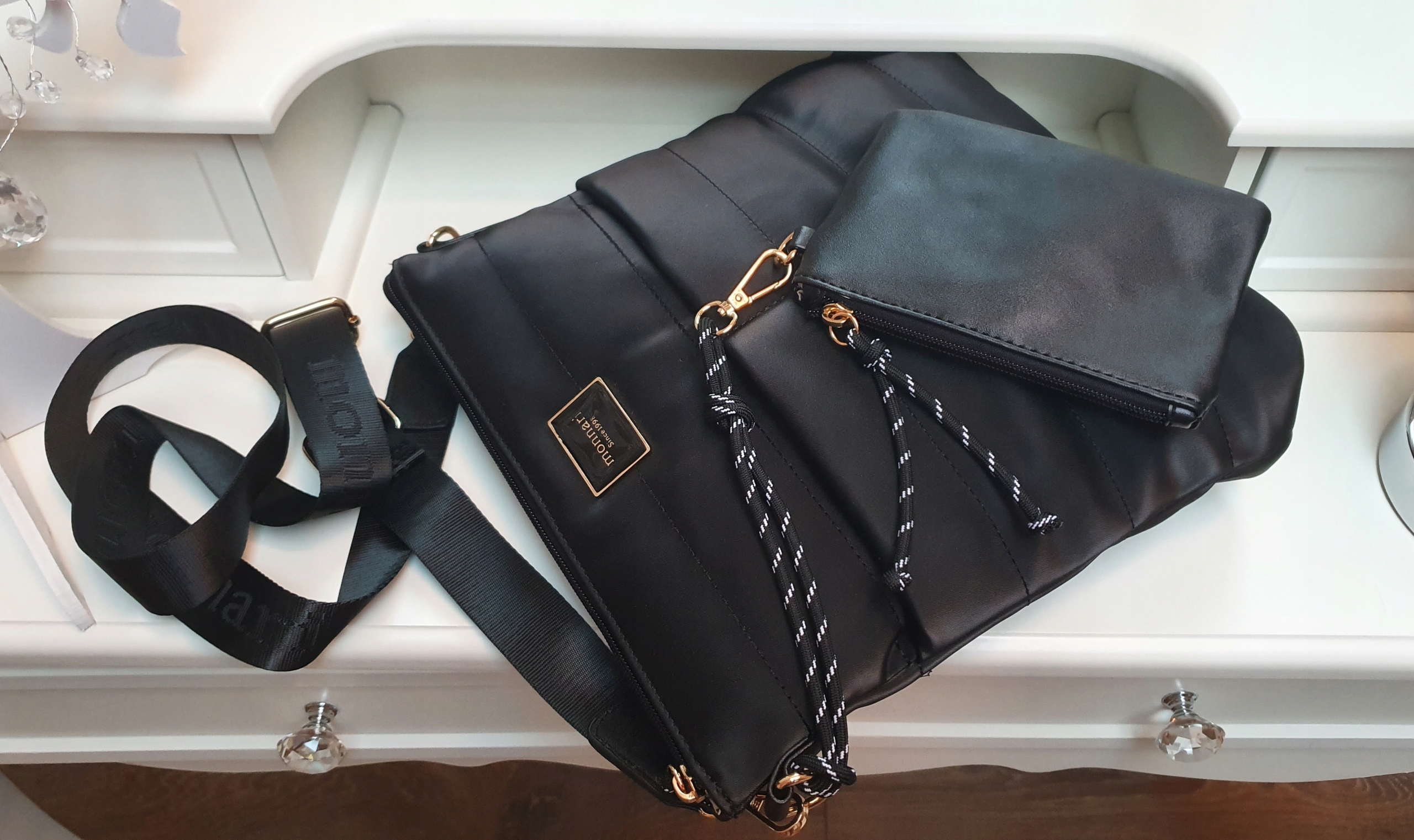 TOREBKA NA RAMIĘ LISTONOSZKA MONNARI PASEK LOGO Kod producenta BAGA970-020