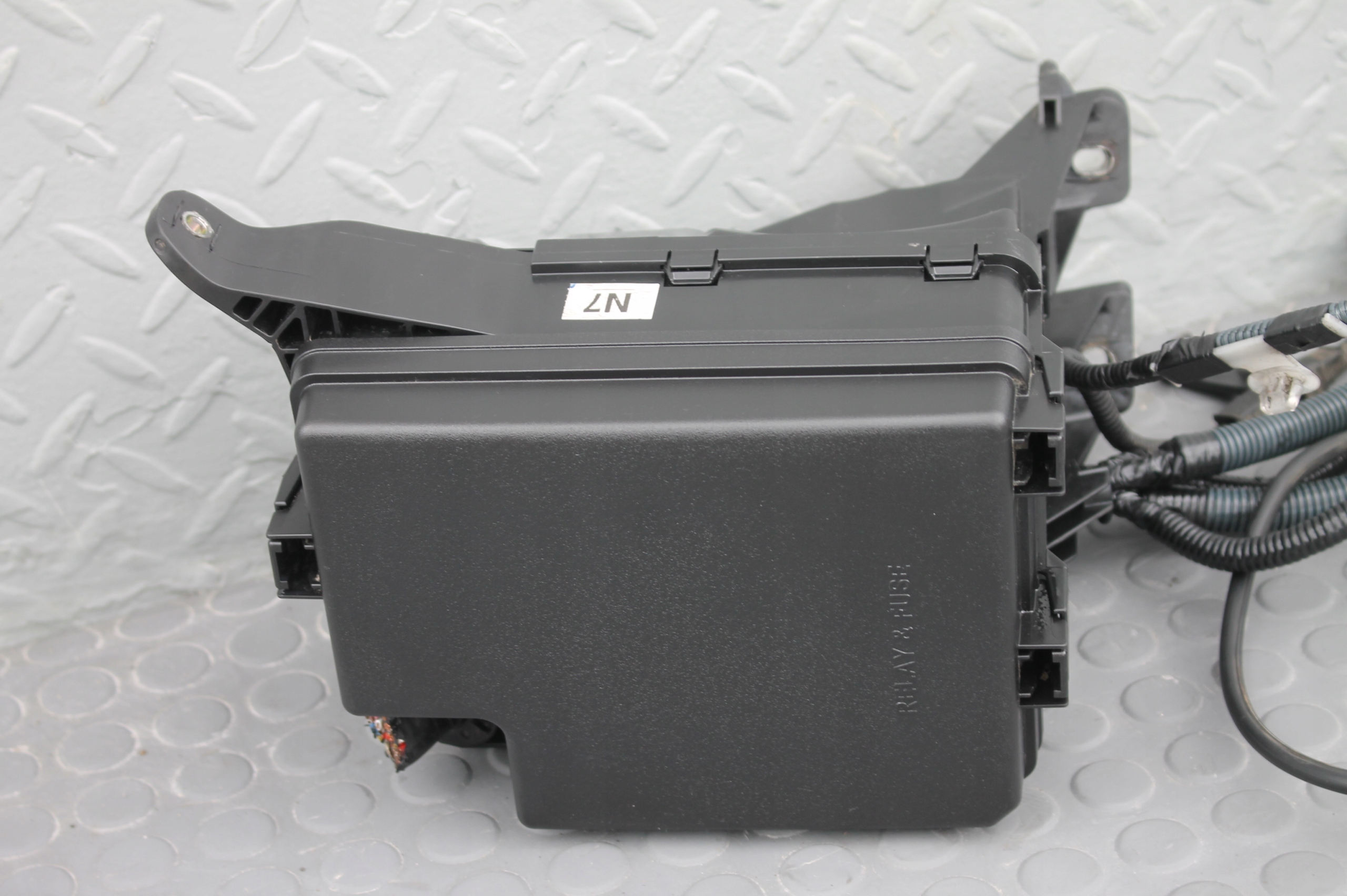 SKRZYNKA BEZPIECZNIKÓW PRAWA WIĄZKA TOYOTA RAV4 IV 2.0 D4D 12-15 Producent części Toyota OE