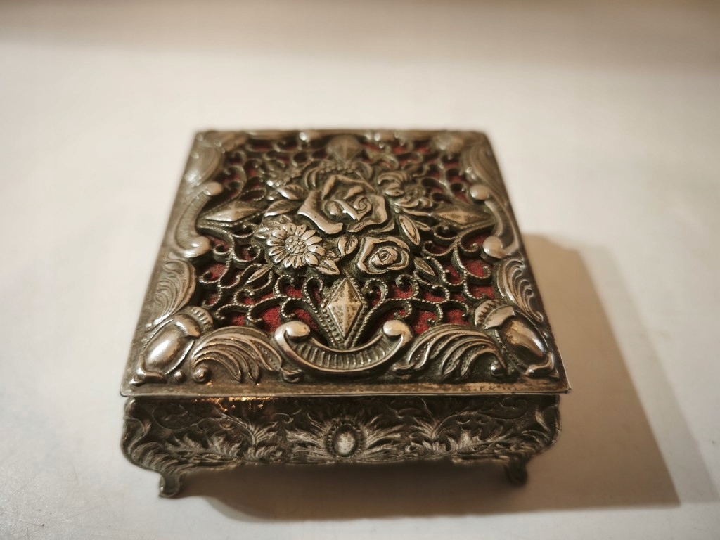 Stara ażurowa szkatułka