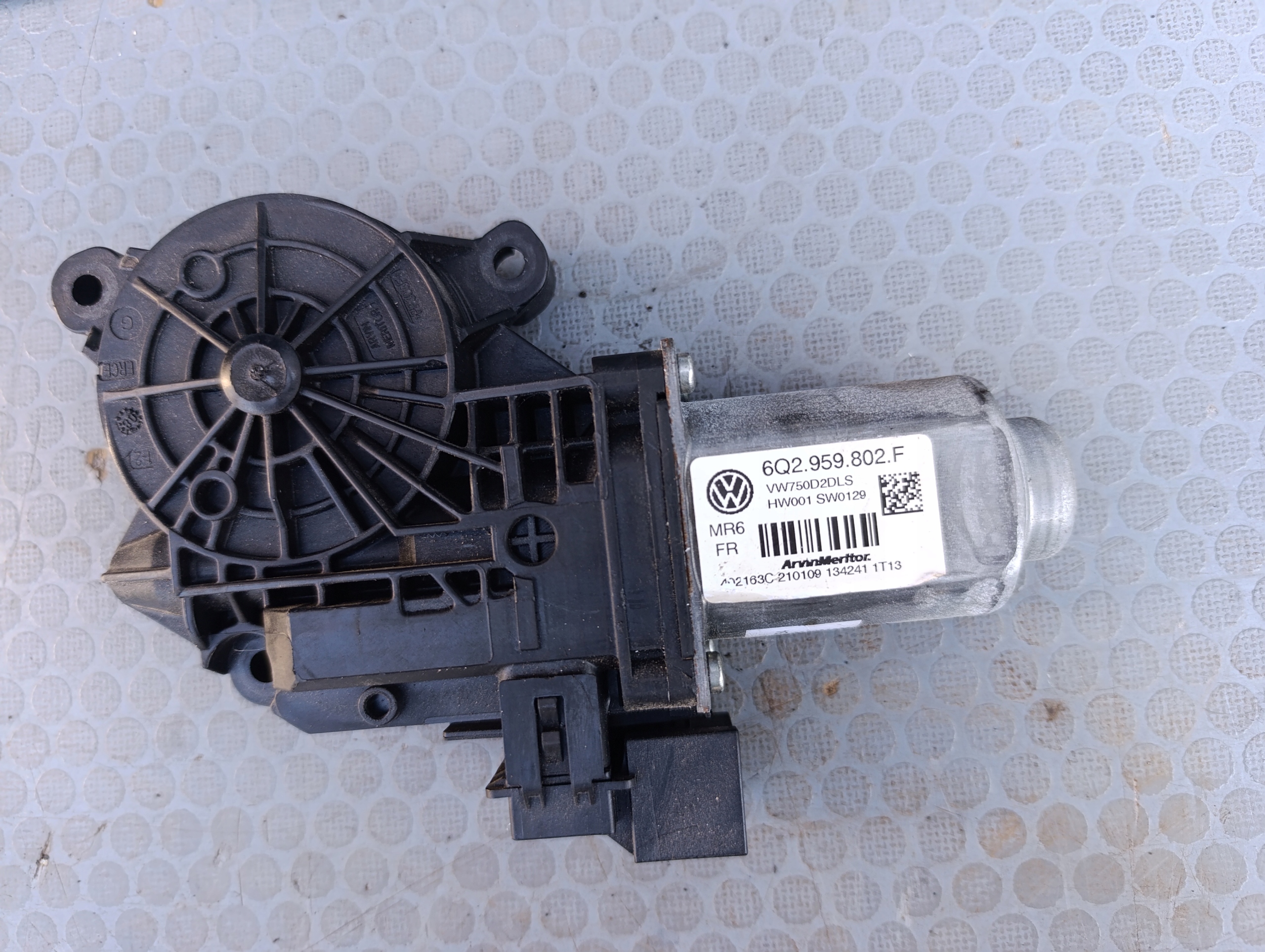 VW T5 SILNICZEK SZYBY (MECHANIZM OTWIERANIA SZYBY) KIEROWCA 6Q2959802F