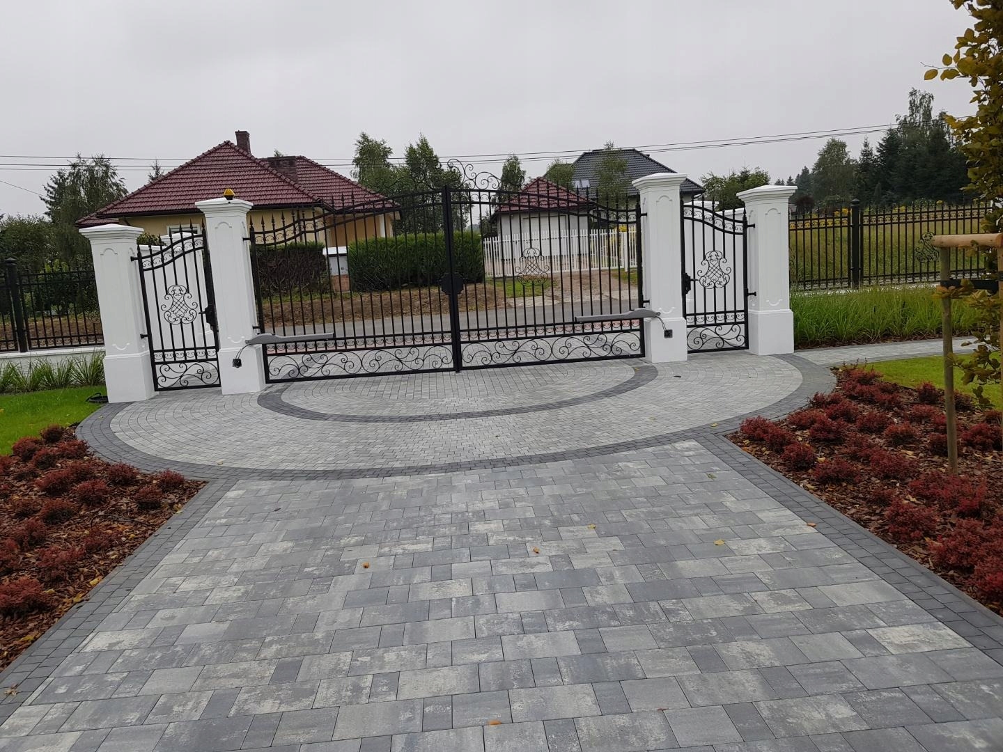 KUTE,DWORKOWE,OGRODZENIA BETONOWE,SŁUPY,SŁUPKI,MURKI Szerokość elementu 40 cm