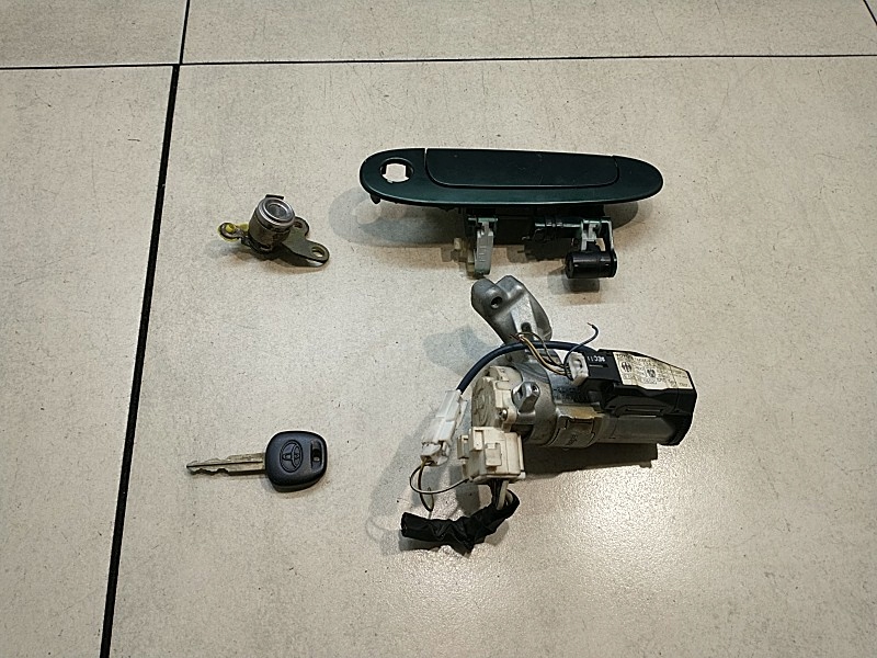 STACYJKA KLUCZYK KLAMKA WKLADKA YARIS I 8978352010