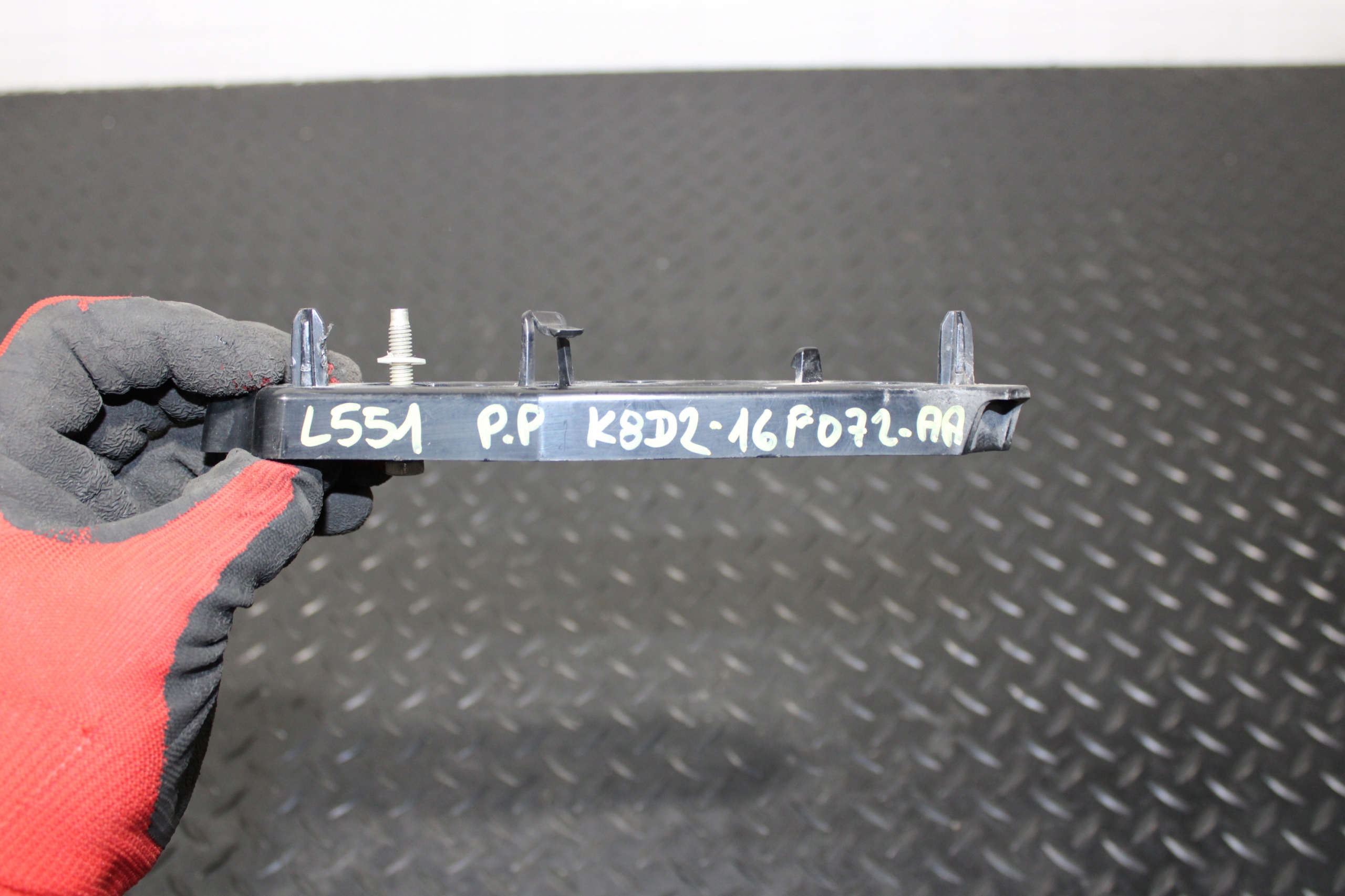 support holder right front LAND ROVER EVOQUE II 2 L551 K8D2-16F072-AA