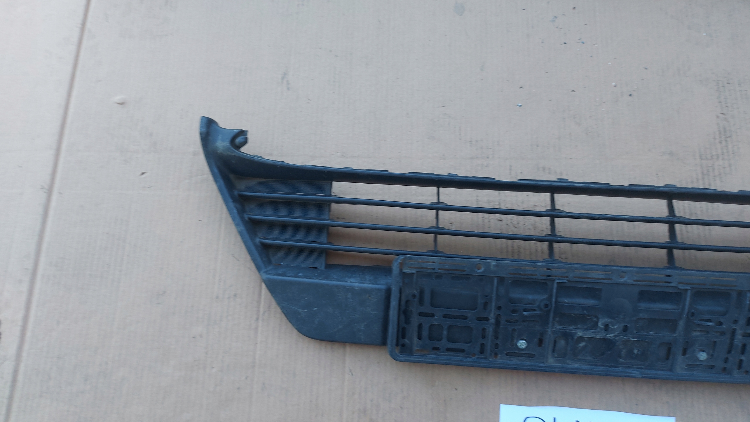 grid of a bumper central front TOYOTA AURIS II 12