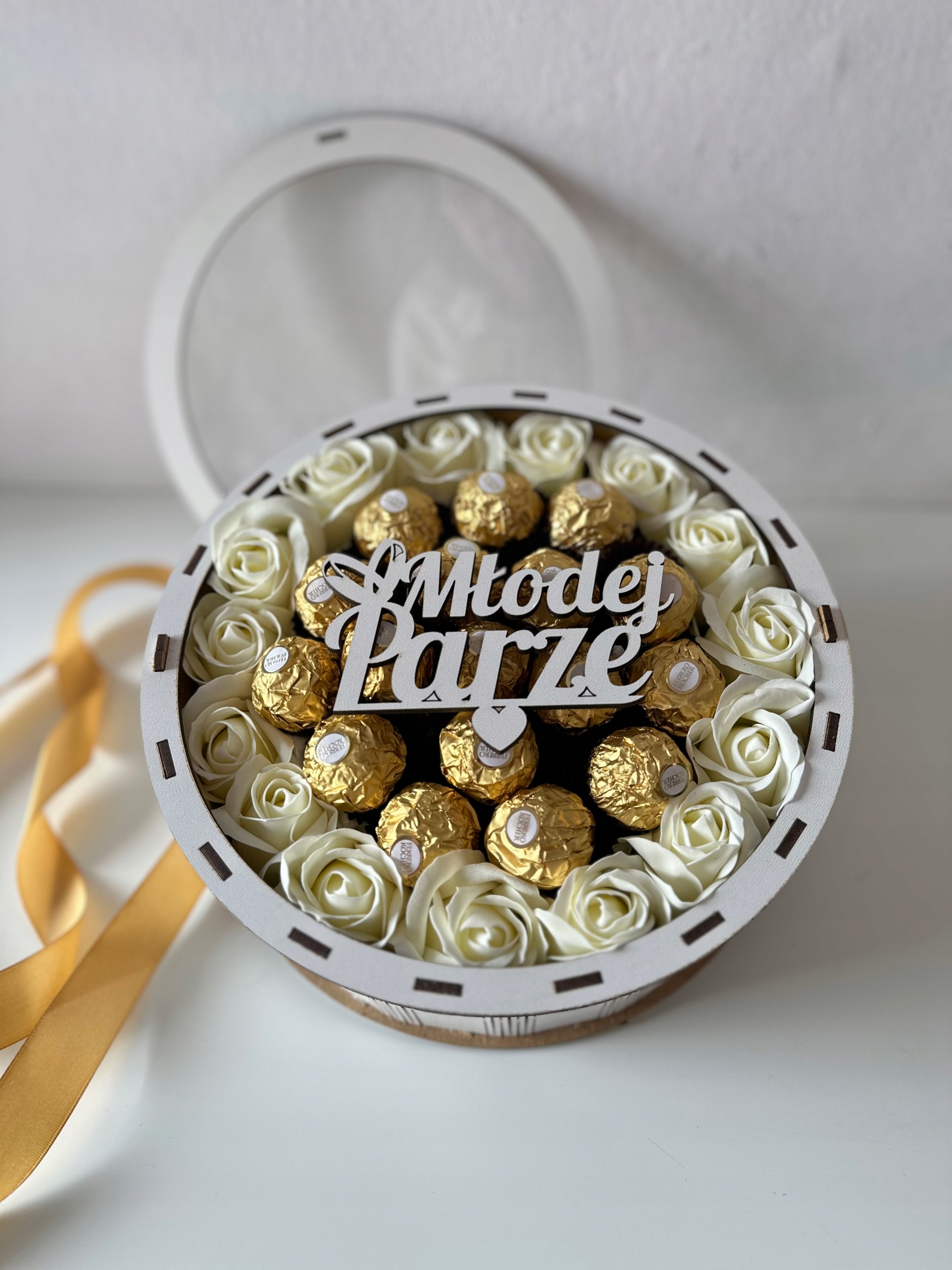 Levně Svatební kulatý dřevěný box s Ferrero a mýdlovými růžemi