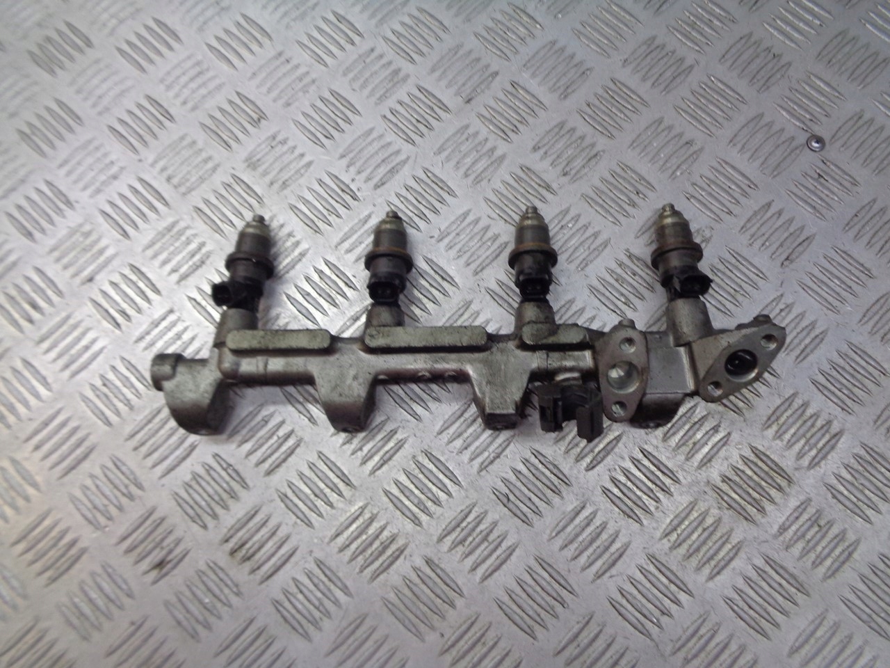 Литье под давлением VOLVO V40 1.8 GDI E7705071