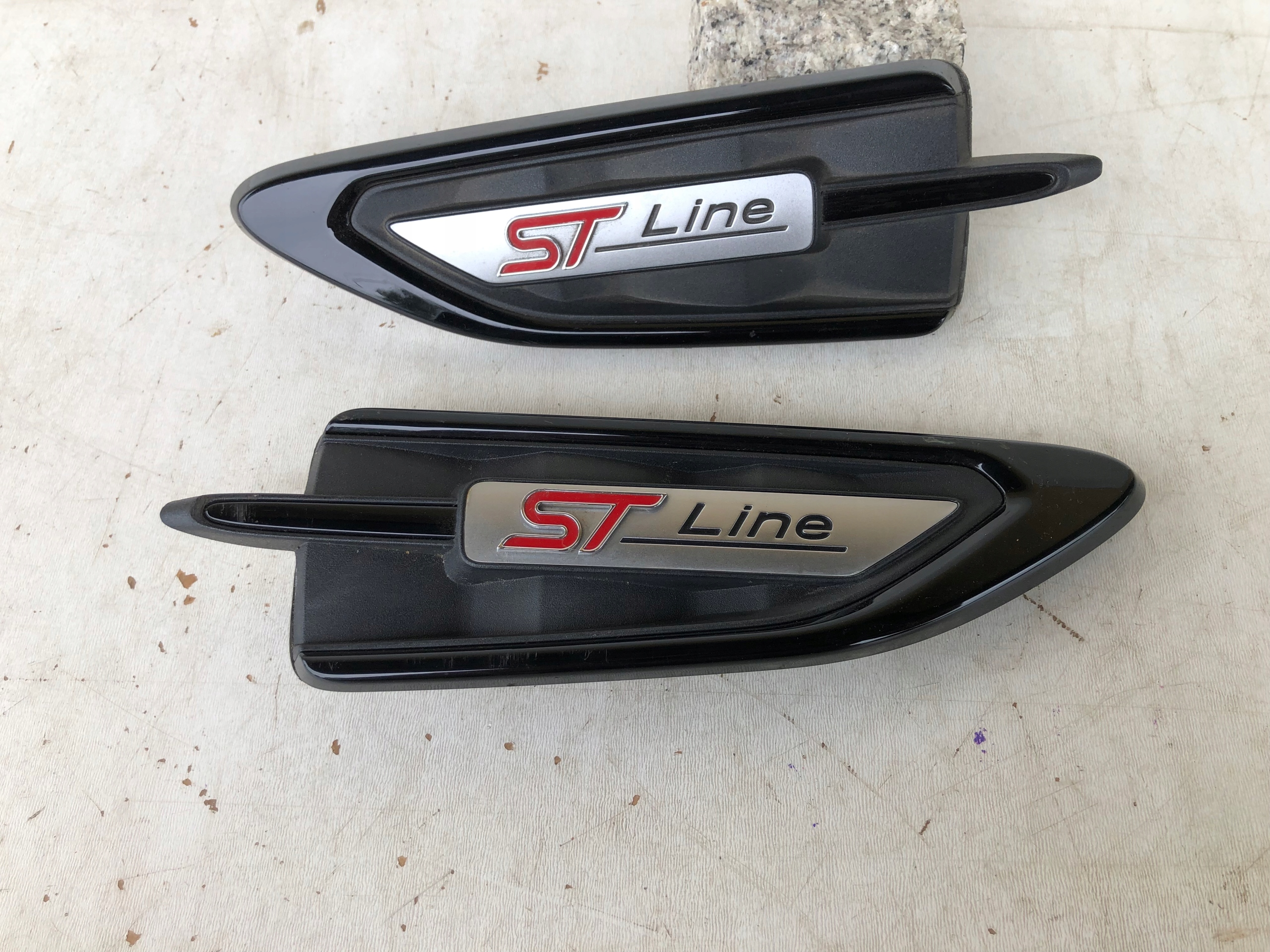 FORD KUGA MK2 EMBLEMAT BŁOTNIKA