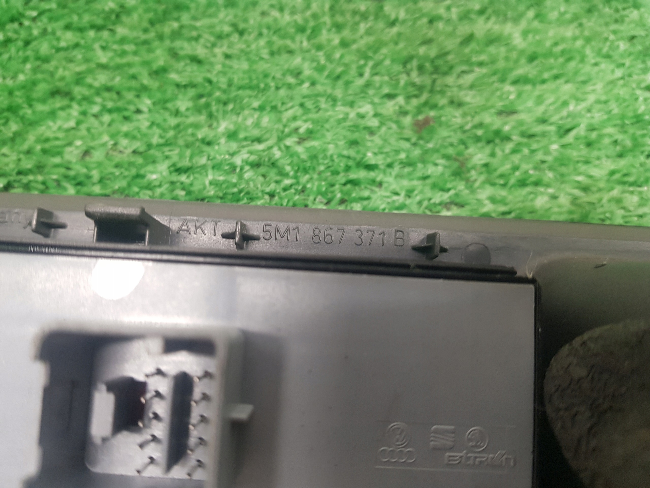 control panel of the window driver´s VOLKSWAGEN GOLF 5 plus 1K4959857 5M1867371B