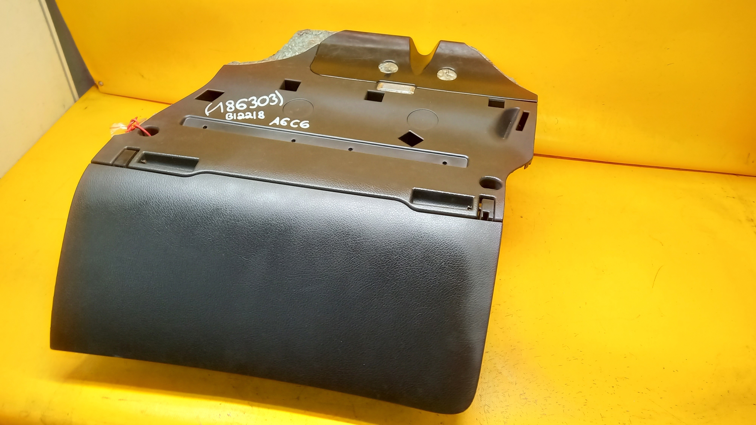 бардачок пассажира Audi OE 4F1857035