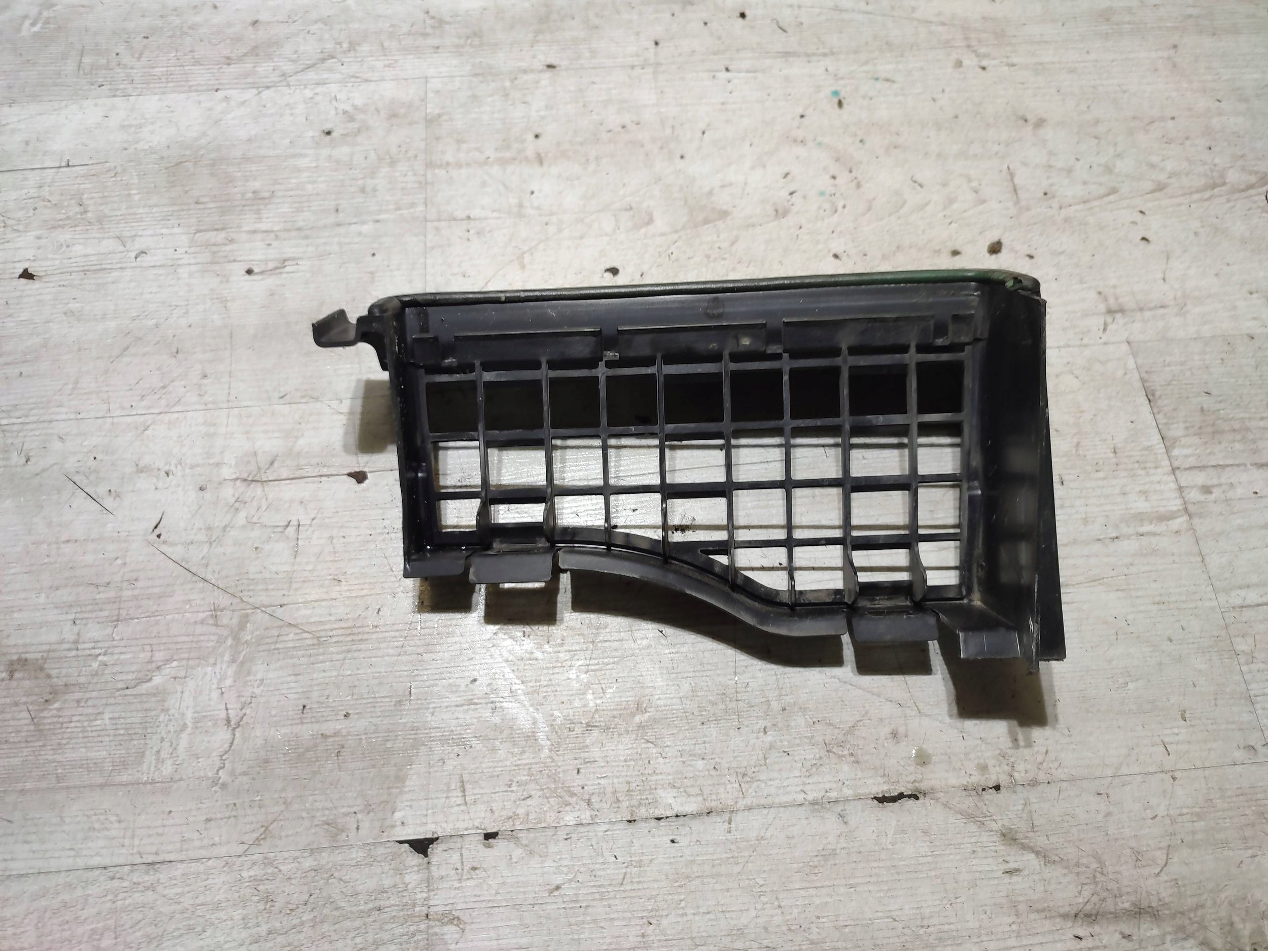 Mercedes-Benz GLA W156 2015 grid under the window