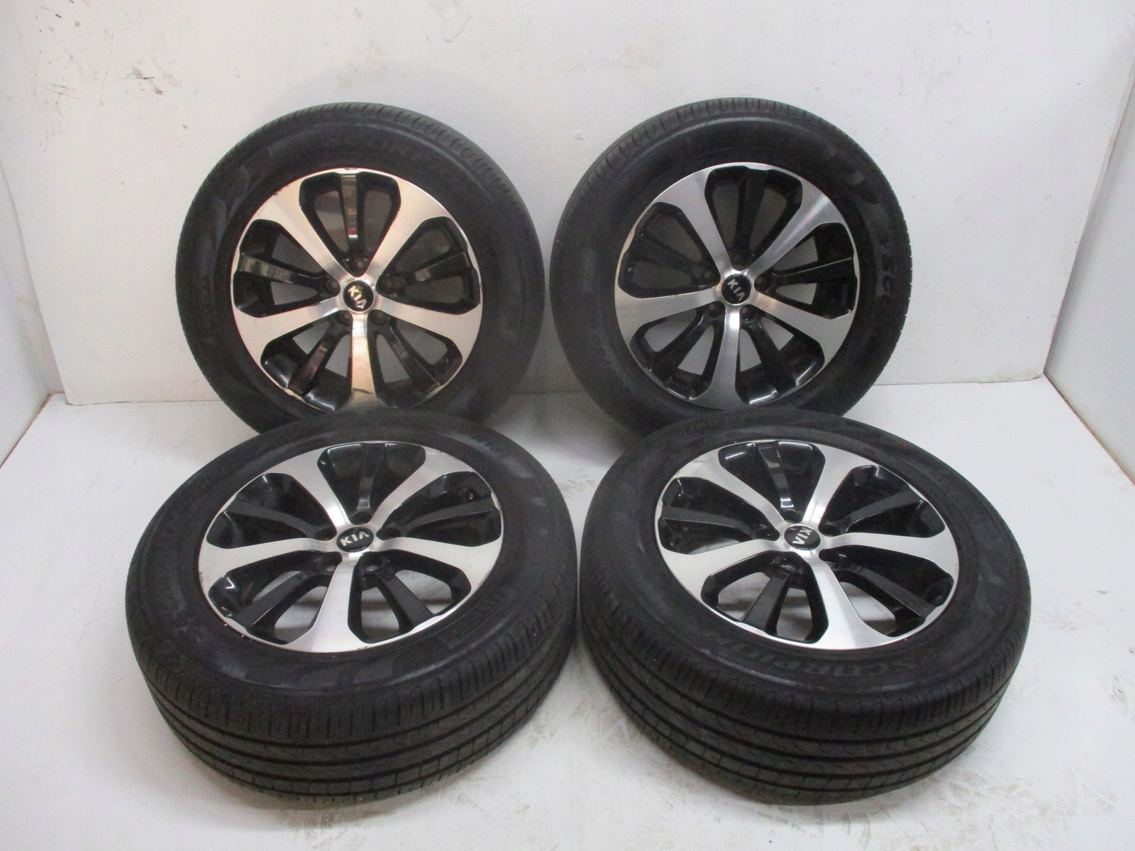 wheels discs tyres KIA SORENTO R18 pirelli