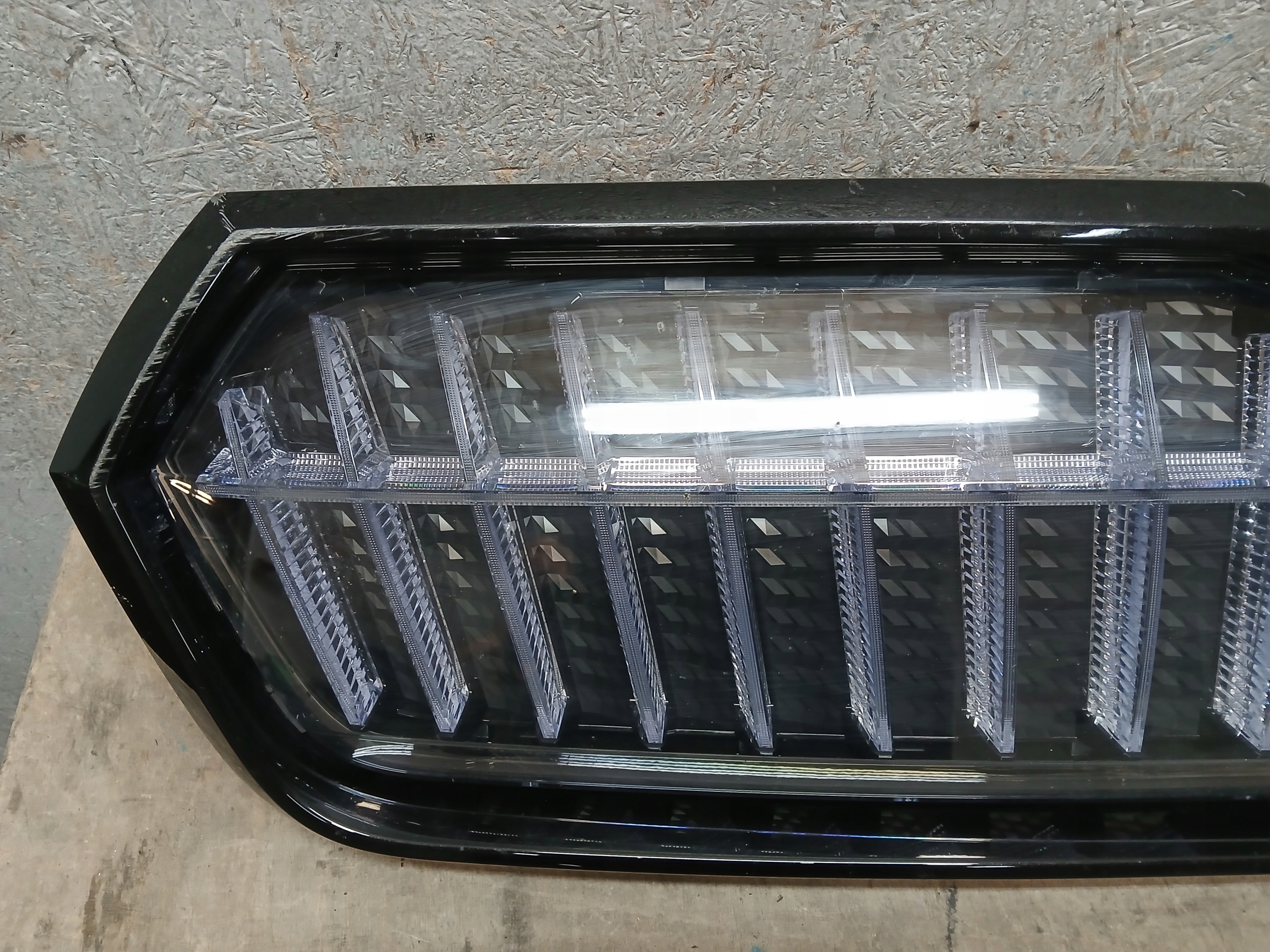 Grille SKODA ENYAQ 5LA941107A