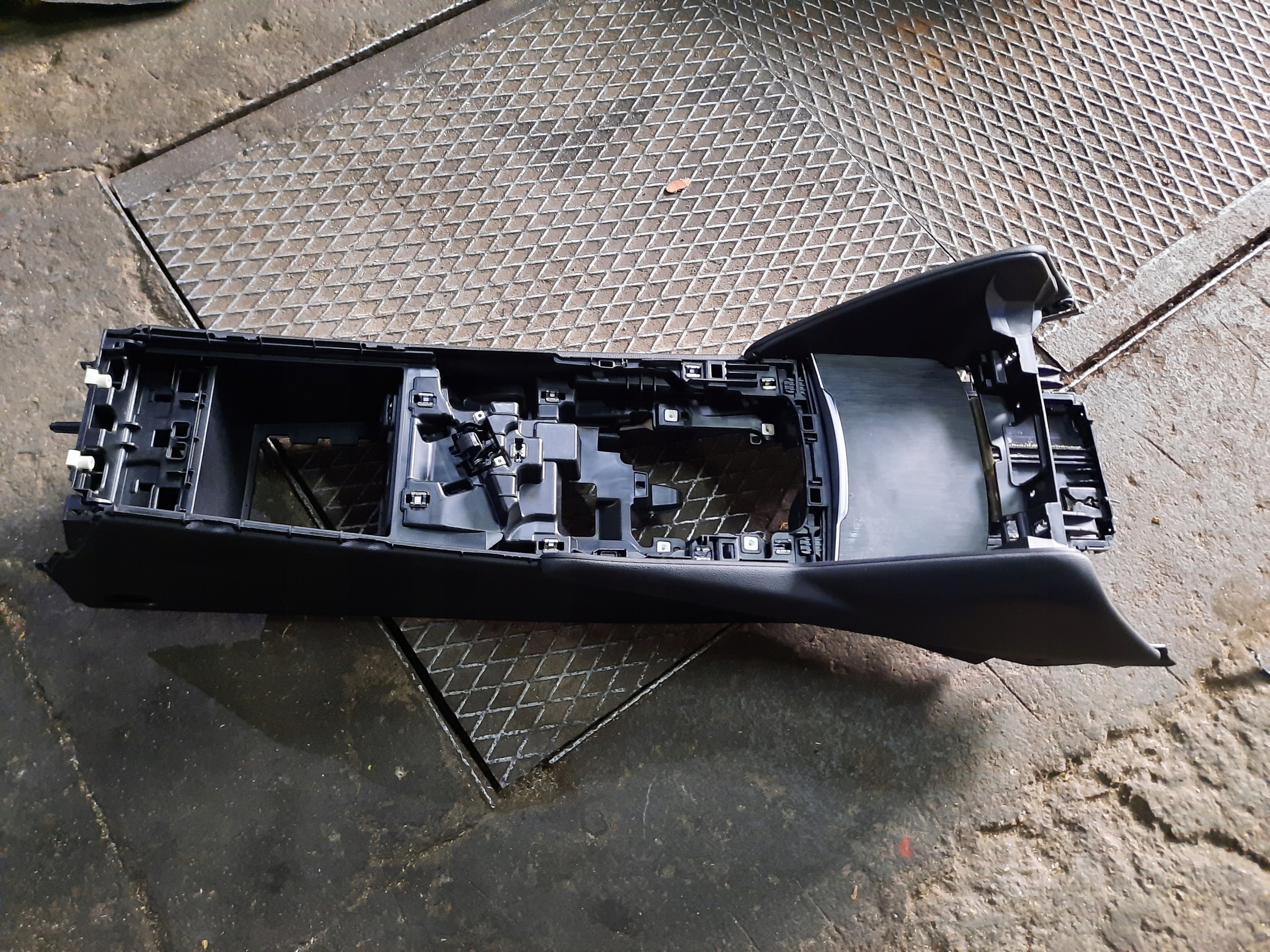 43 ЦЕНТРАЛЬНЫЙ ПОДЛОКОТНИК ALFA ROMEO GIULIA