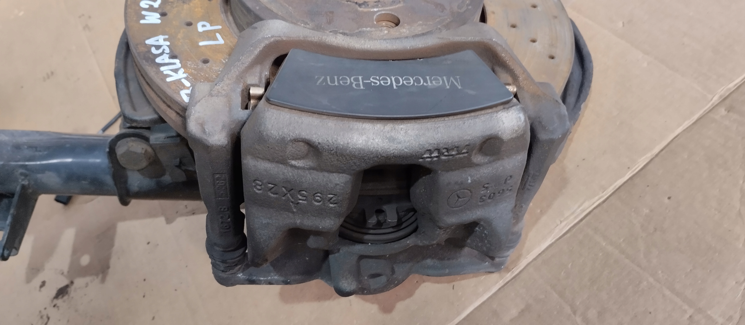 поворотный кулак, цапфа суппорт передний левый MERCEDES b класс W246 1.8 CDI