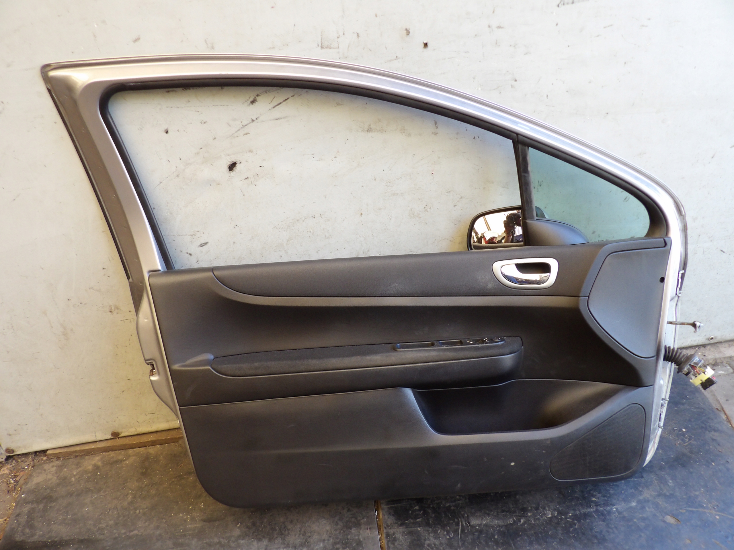 Peugeot 307 dvere predné Ľavé HB 3D lak. EZA