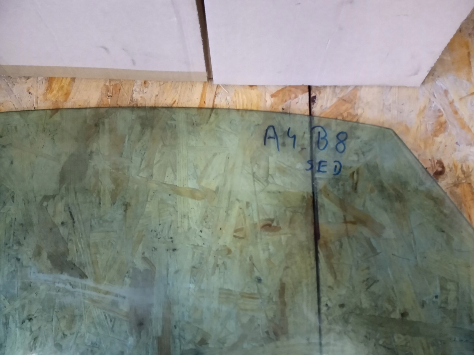 AUDI A4 B8 sedan window side door left rear part 2009