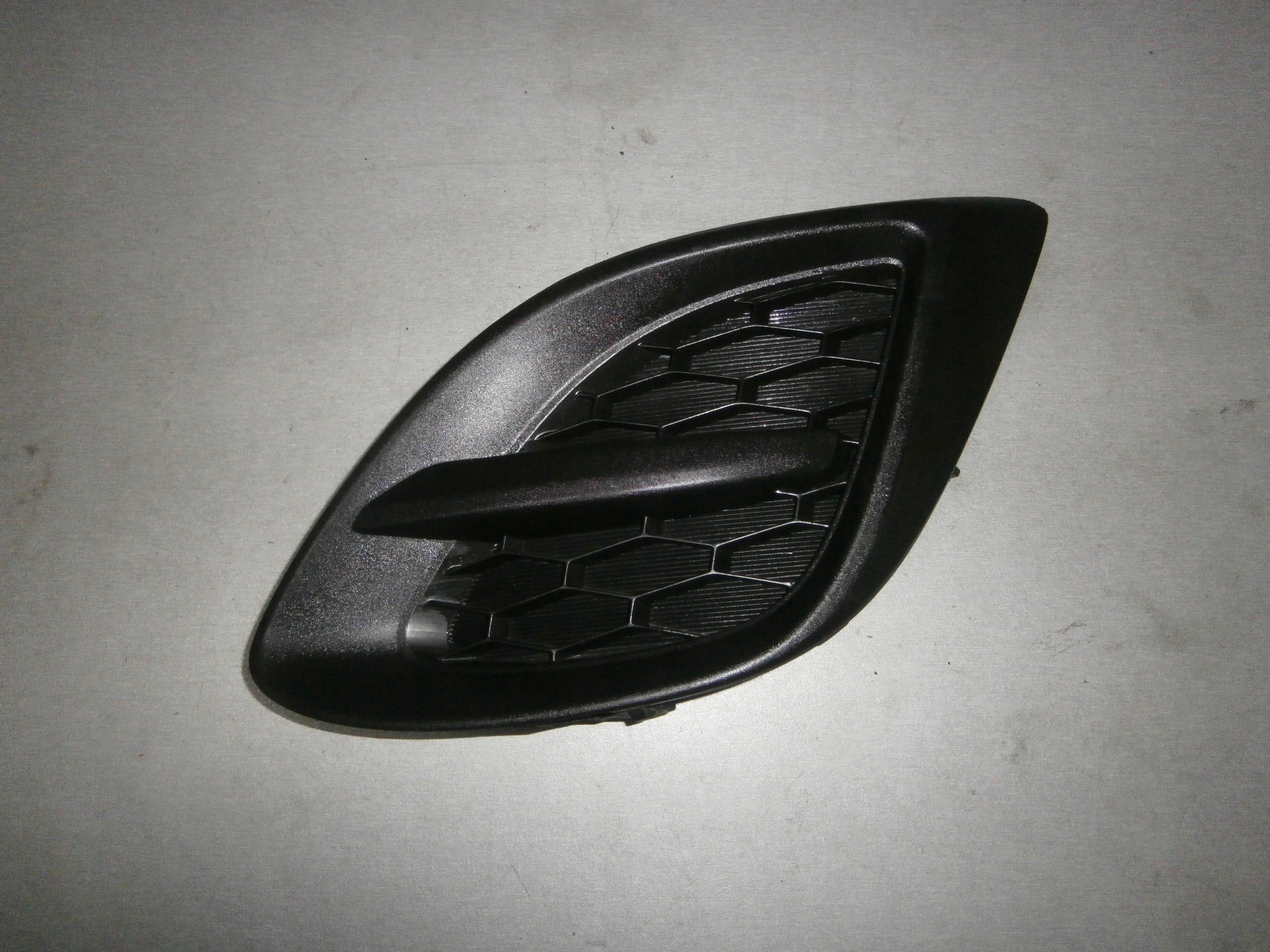 mazda oe DR62-50C21 решетка , бампер