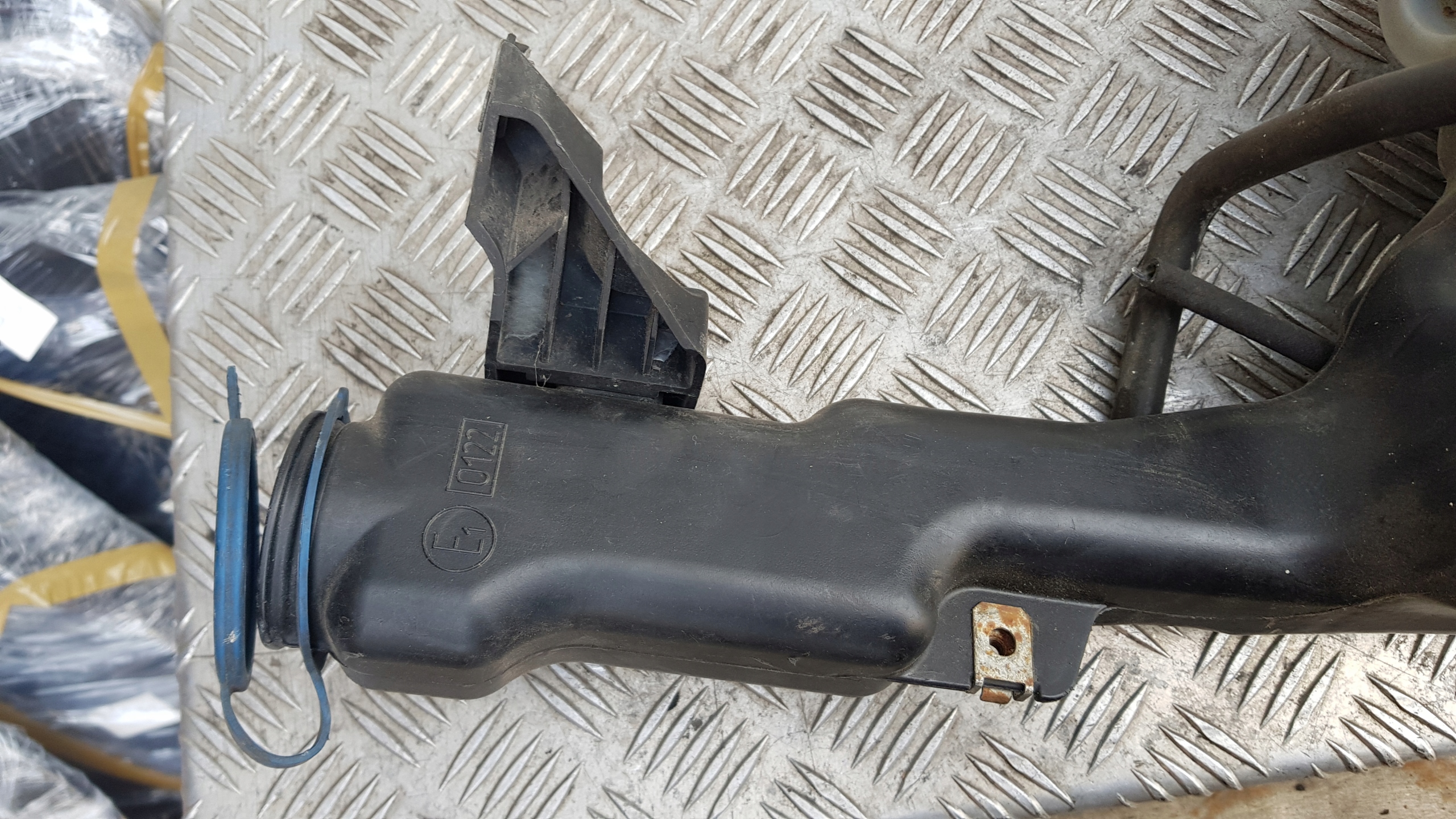 MERCEDES W212 serbatoio LIQUIDO LAVAFARI a2048602060 Pompa