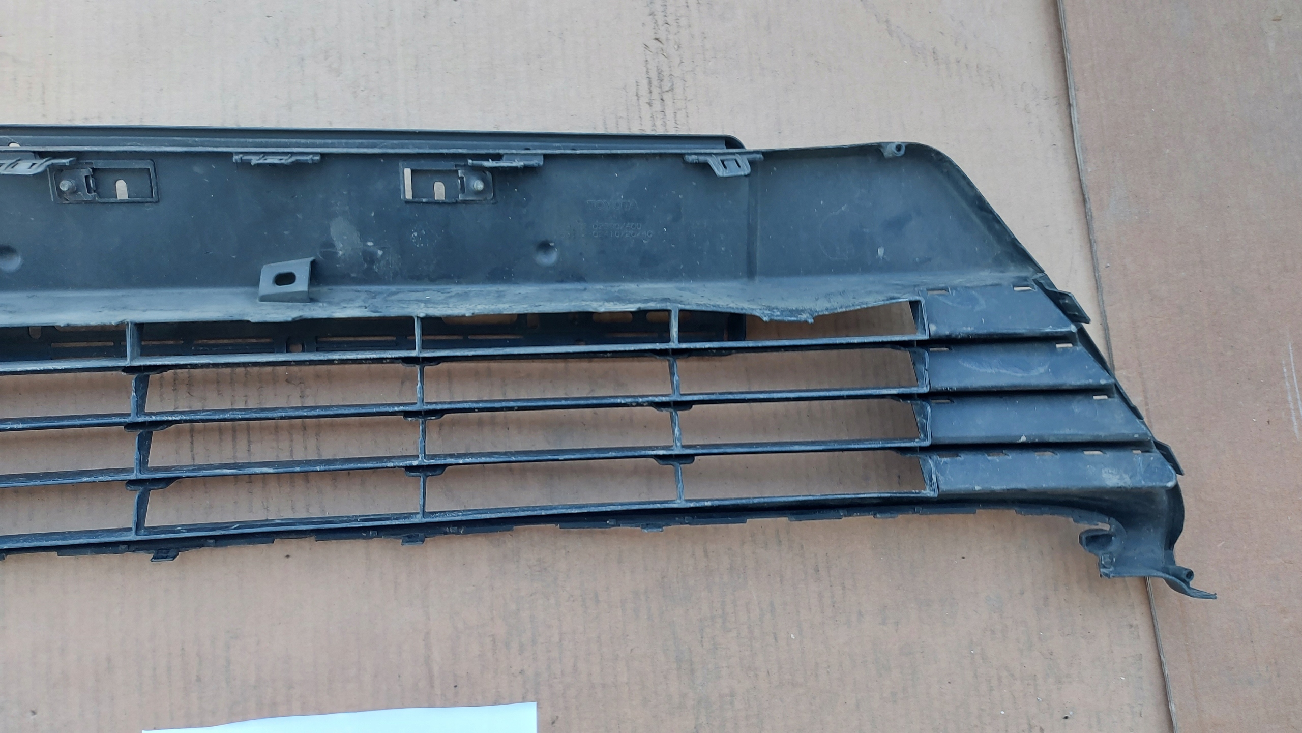 grid of a bumper central front TOYOTA AURIS II 12