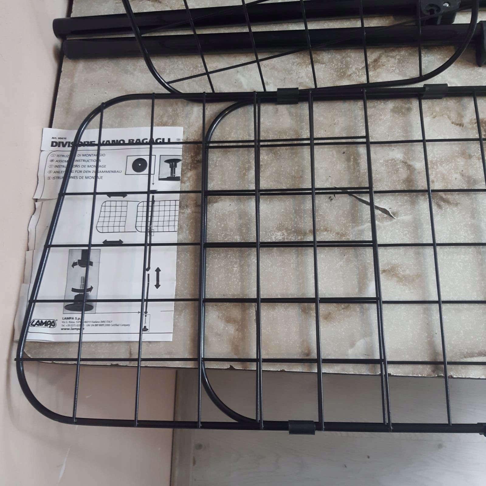 Reguliuojama Lampa bagažinės pertvara šuniui, ekspozicinė su deformacija