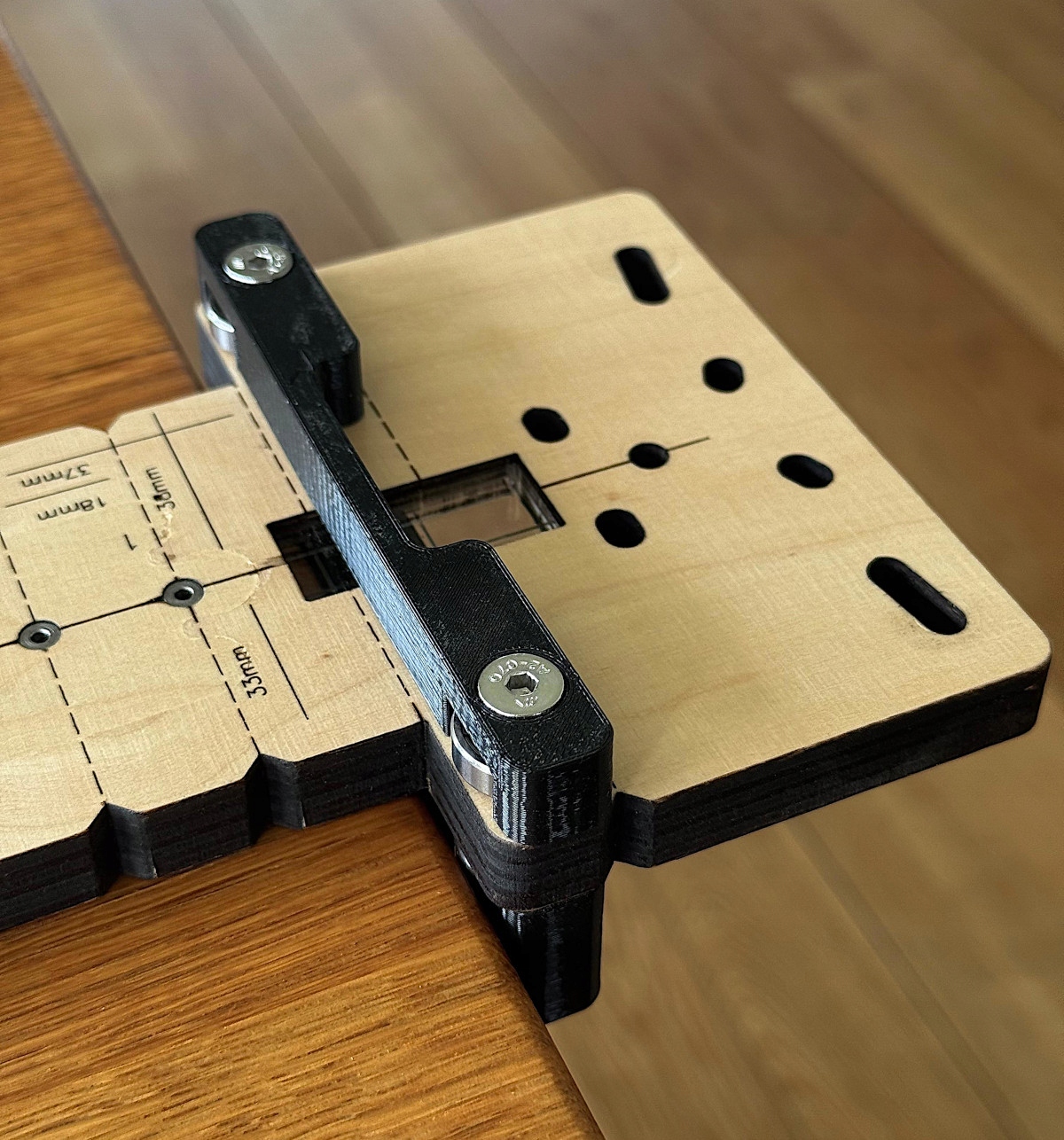 Šablóna pre vodiace lišty zásuviek V4 (fi 2 mm) – Blum/Hettich/GTV/Plavba/Grass
