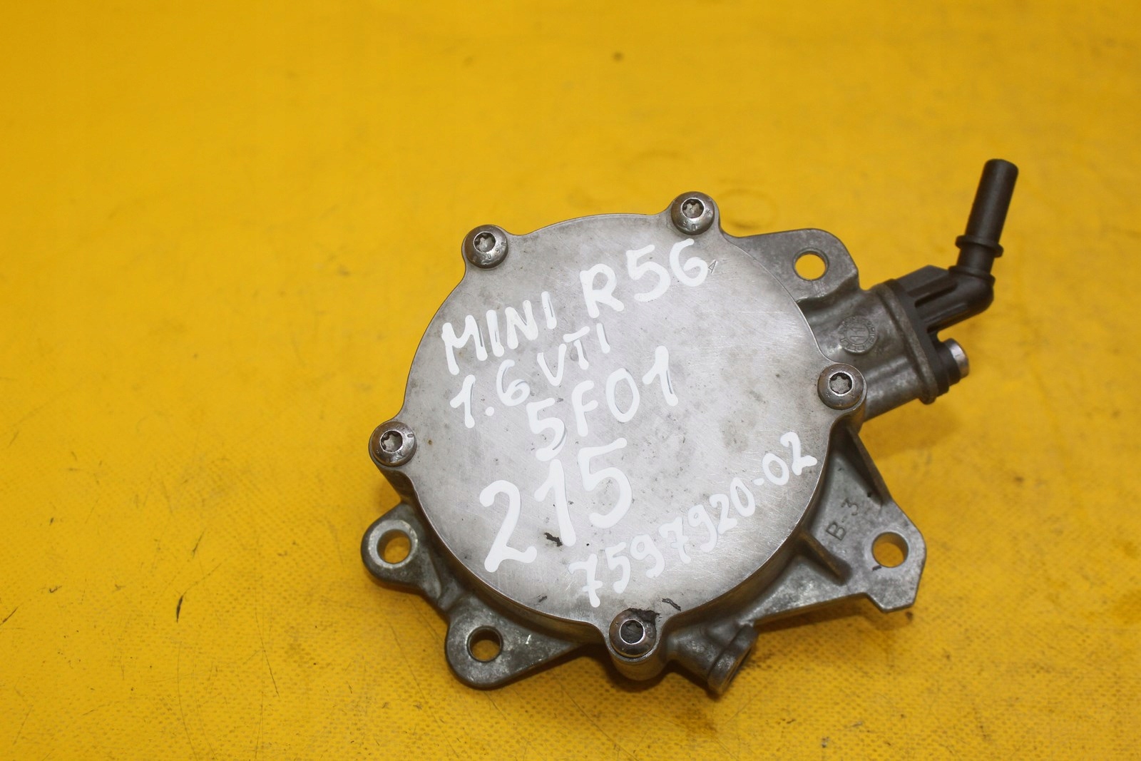 насос вакум MINI COOPER R56 R55 1.6 7597920