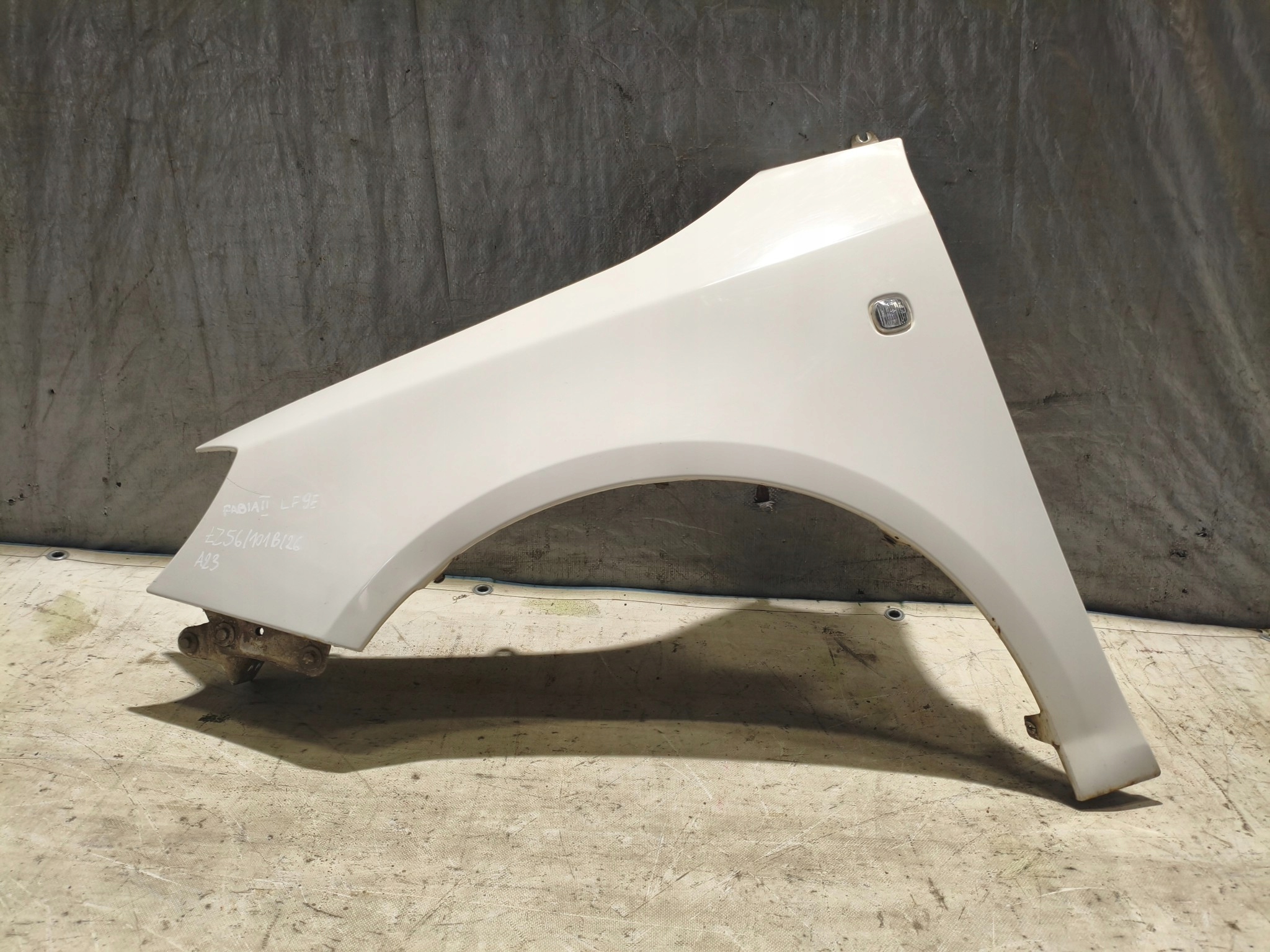 Aile Gauche SKODA FABIA 2 II LF9E