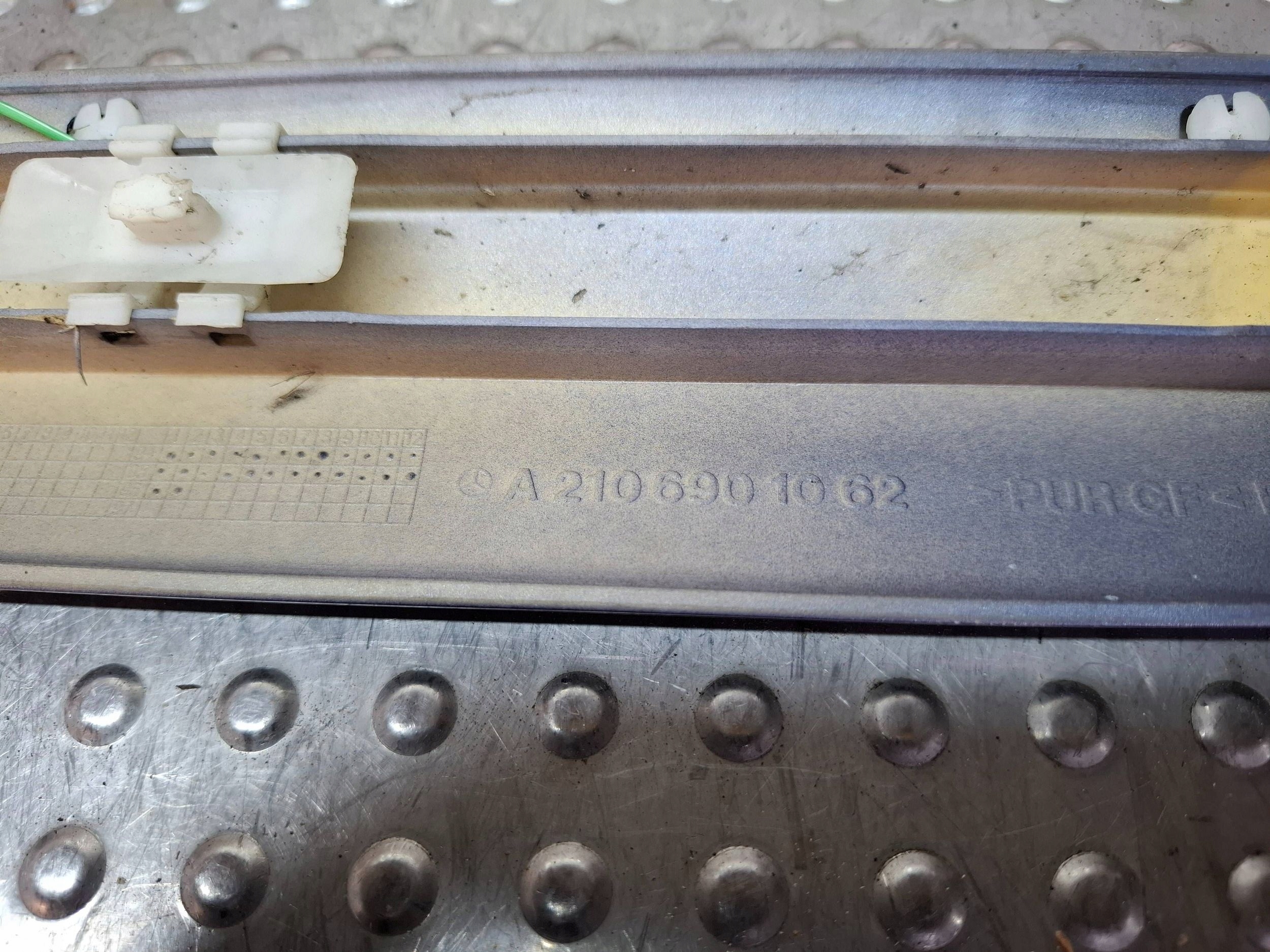 moulding door right rear part A2106901062 MERCEDES E W210