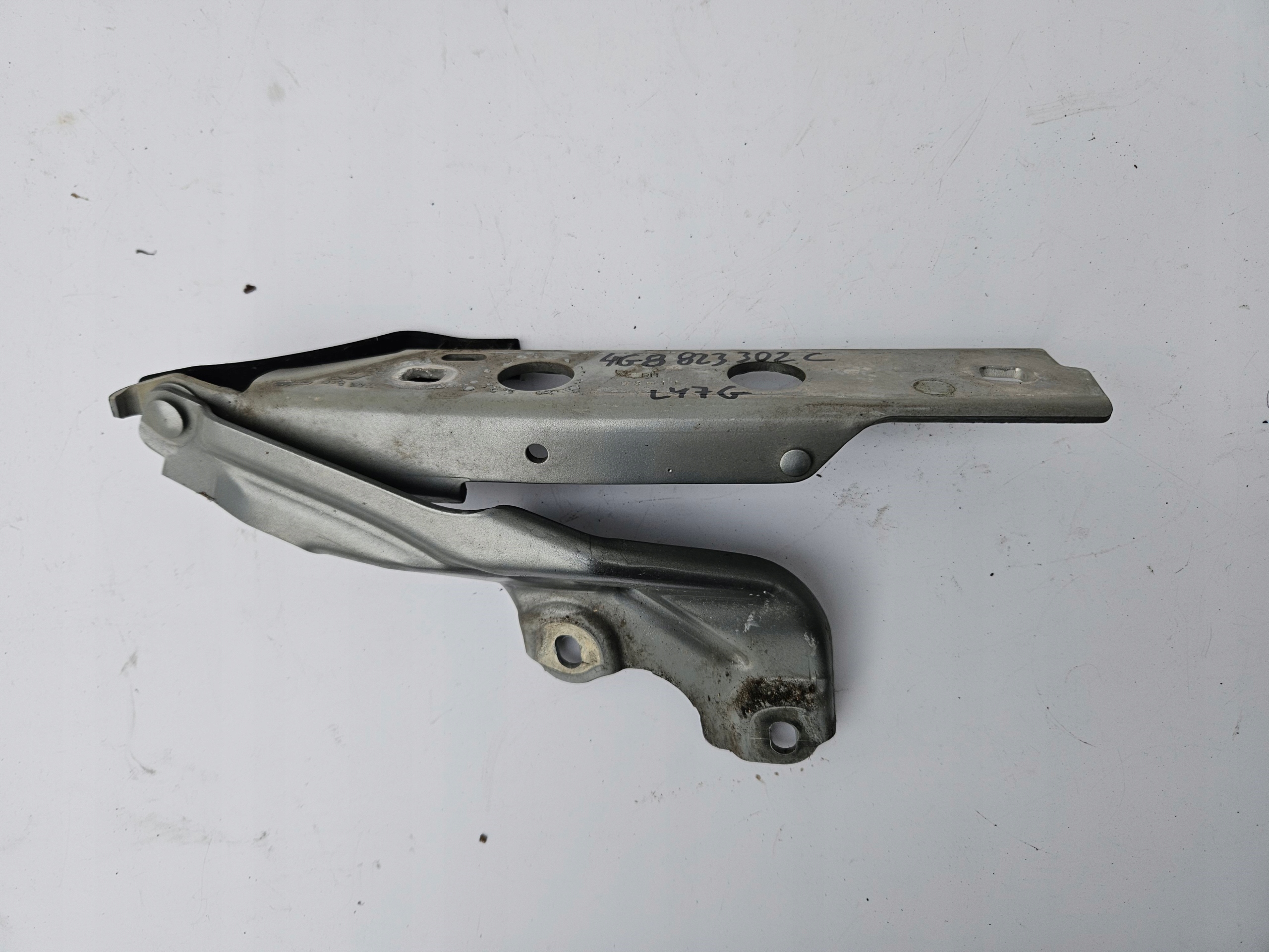 ЗАВІСА ПЕТЛЯ КАПОТУ ПРАВИЙ AUDI A6 C7 A7g Ly7g